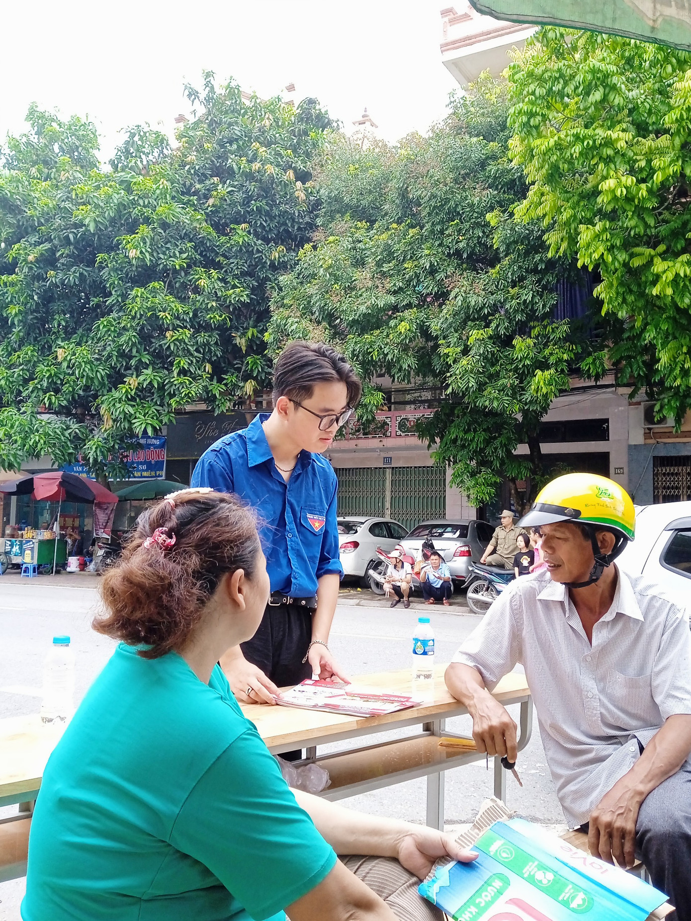 Huy tham gia tiếp sức mùa thi tốt nghiệp trung học phổ thông, đồng thời giới thiệu, quảng bá hình ảnh và uy tín của trường. Huy tham gia tiếp sức mùa thi tốt nghiệp trung học phổ thông, đồng thời giới thiệu, quảng bá hình ảnh và uy tín của trường.