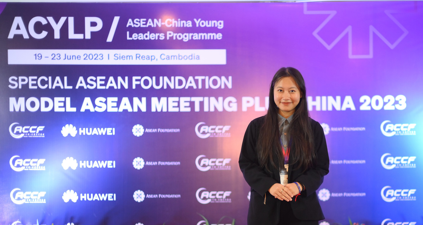 Bảo Ngọc chụp ảnh tại hội nghị Lãnh đạo trẻ ASEAN - Trung Quốc.