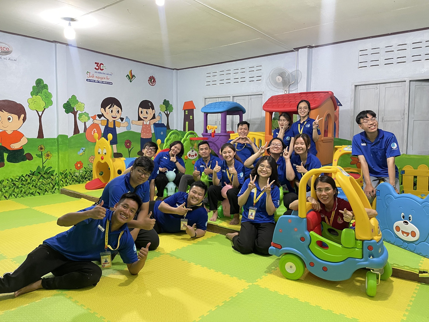 Nam Phương trong chuyến tình nguyện tại CHDCND Lào.