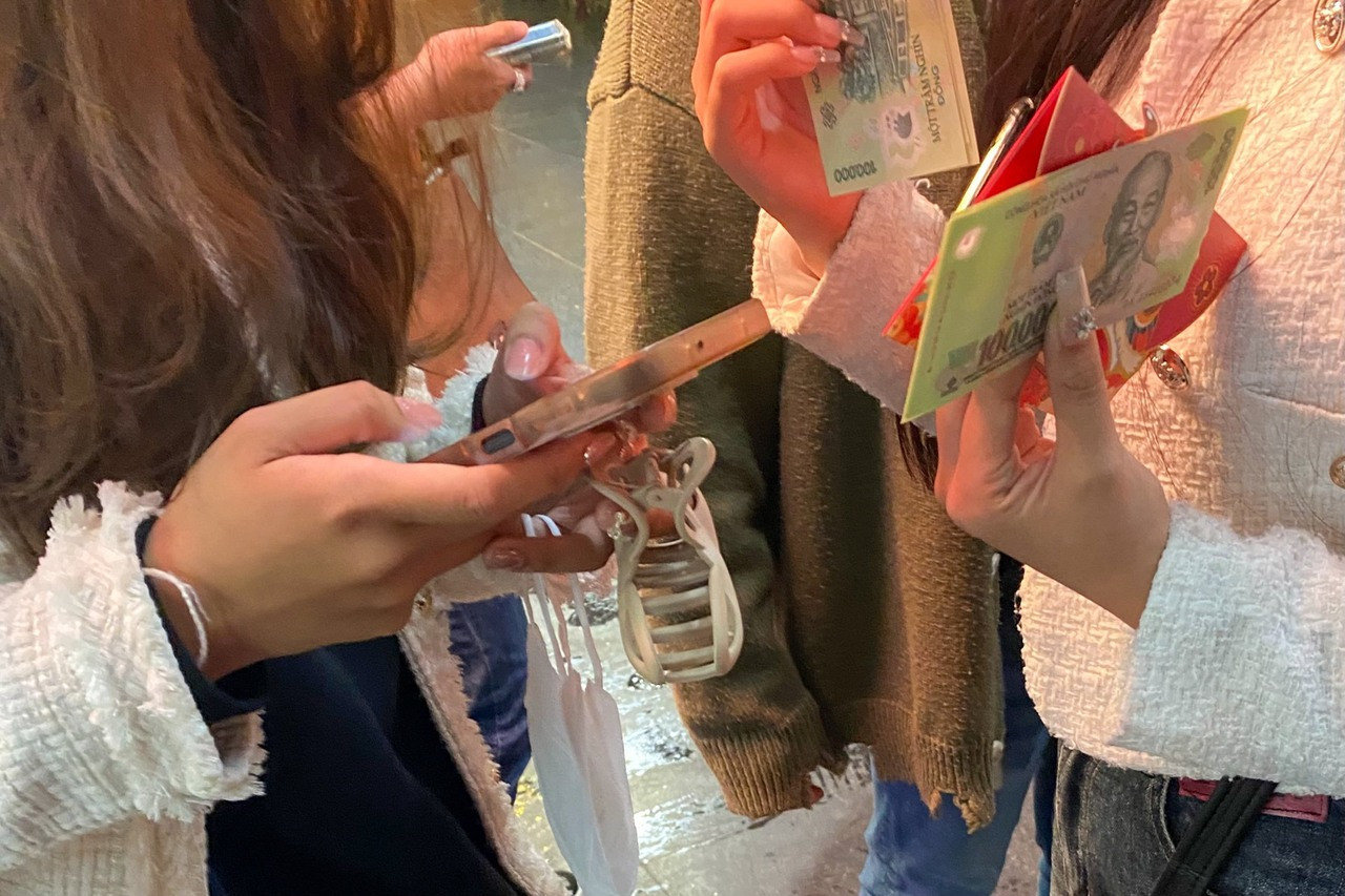 Nhiều bạn trẻ nháo nhác tìm hỏi người đổi tiền mặt để kịp mua vé.