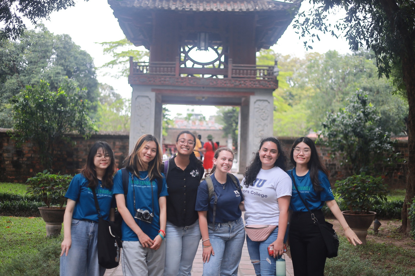 Dẫn tour miễn phí là quá trình lan tỏa nét lịch sử, văn hóa Việt Nam đến bạn bè thế giới. Dẫn tour miễn phí là quá trình lan tỏa nét lịch sử, văn hóa Việt Nam đến bạn bè thế giới.