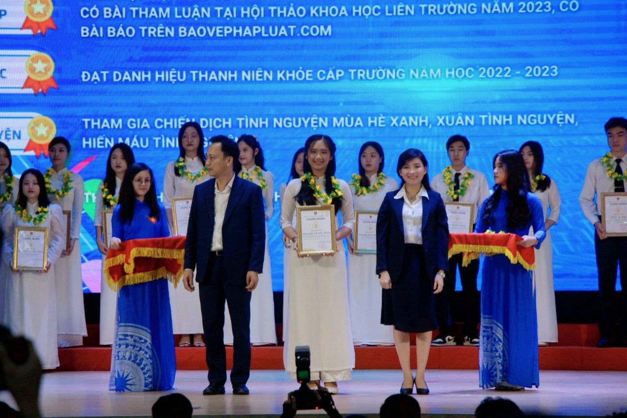 Nữ sinh đã gặt hái nhiều thành tích tốt trong các phong trào hoạt động Đoàn.