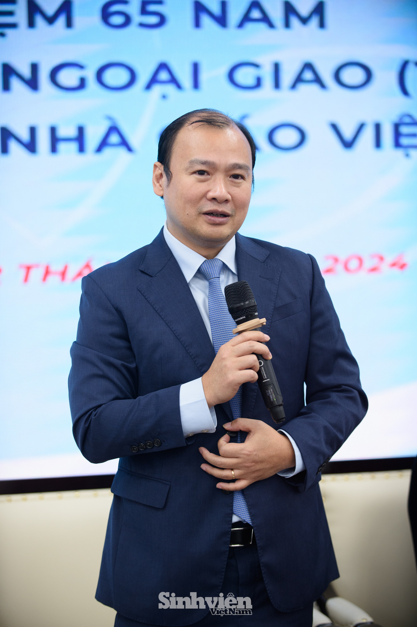 Những cựu sinh viên xuất sắc của Học viện Ngoại giao chia sẻ tại Chương trình Kỷ niệm 65 năm thành lập Học viện Ngoại giao.