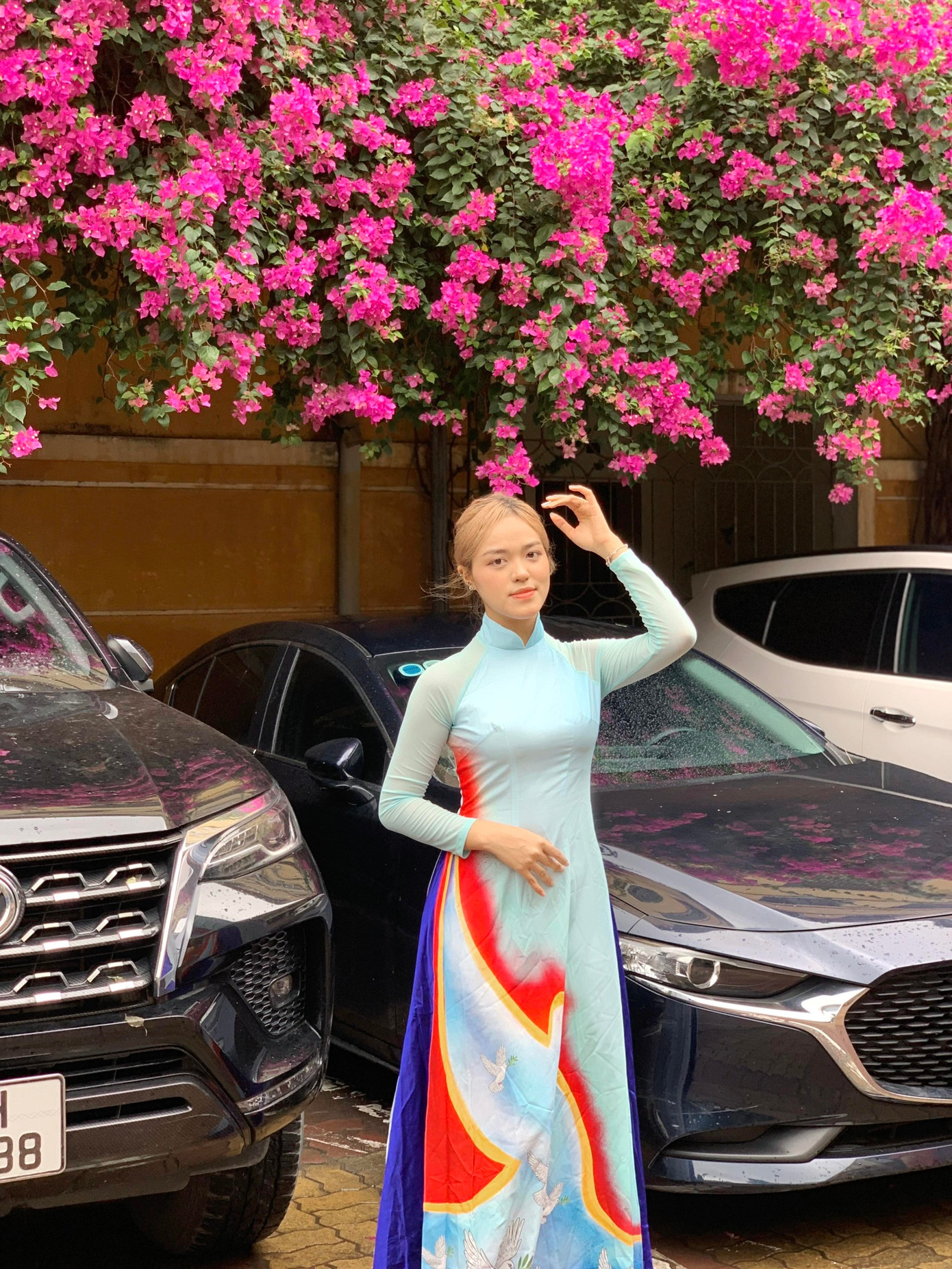 Nguyễn Thị Thùy với tà áo dài truyền thống tại Lễ trao bằng Thạc sĩ, Tiến sĩ của Trường Đại học Khoa học Xã hội và Nhân văn. Nguyễn Thị Thùy với tà áo dài truyền thống tại Lễ trao bằng Thạc sĩ, Tiến sĩ của Trường Đại học Khoa học Xã hội và Nhân văn.