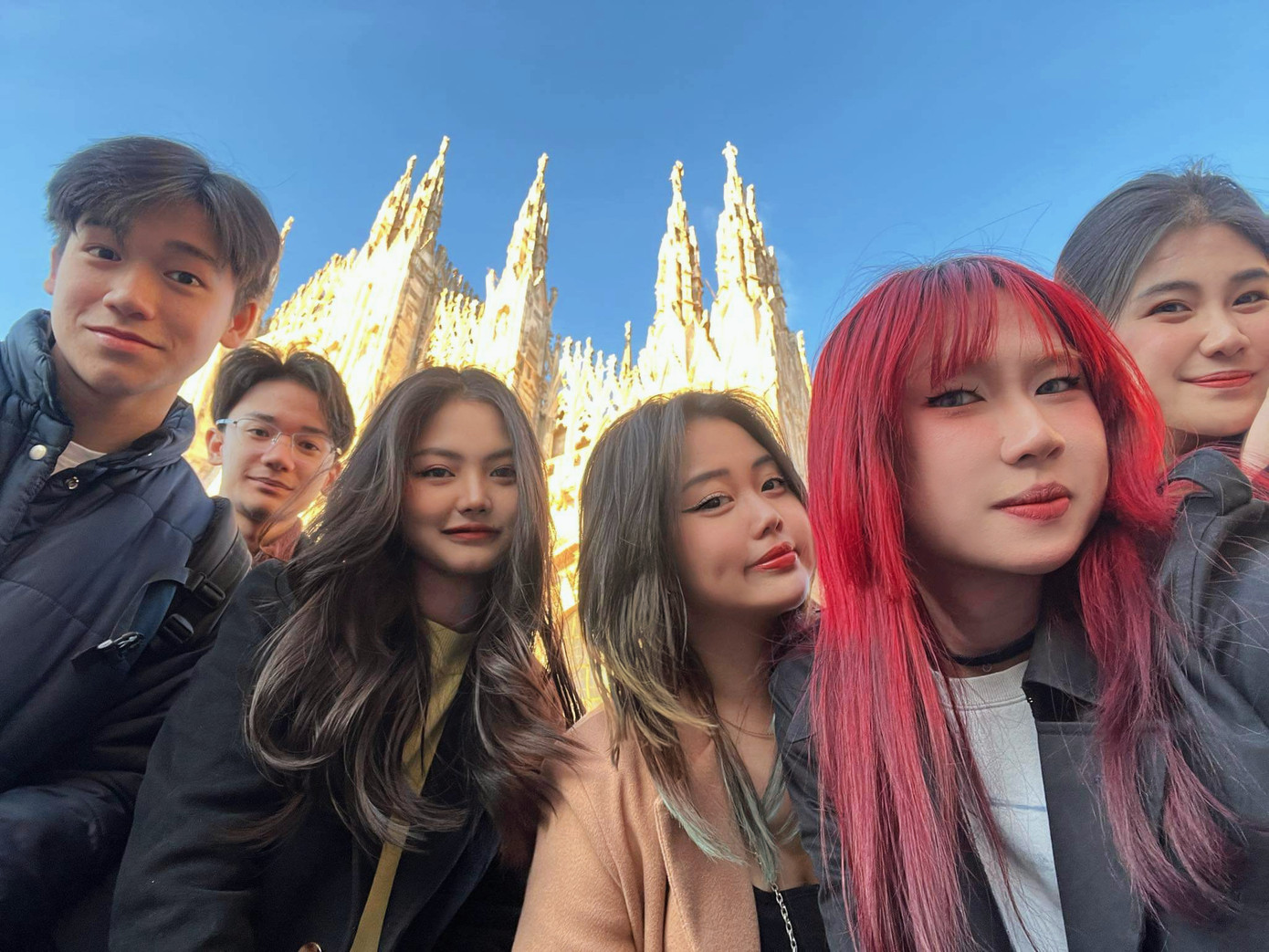 Hiền Thảo cùng các bạn du học sinh.