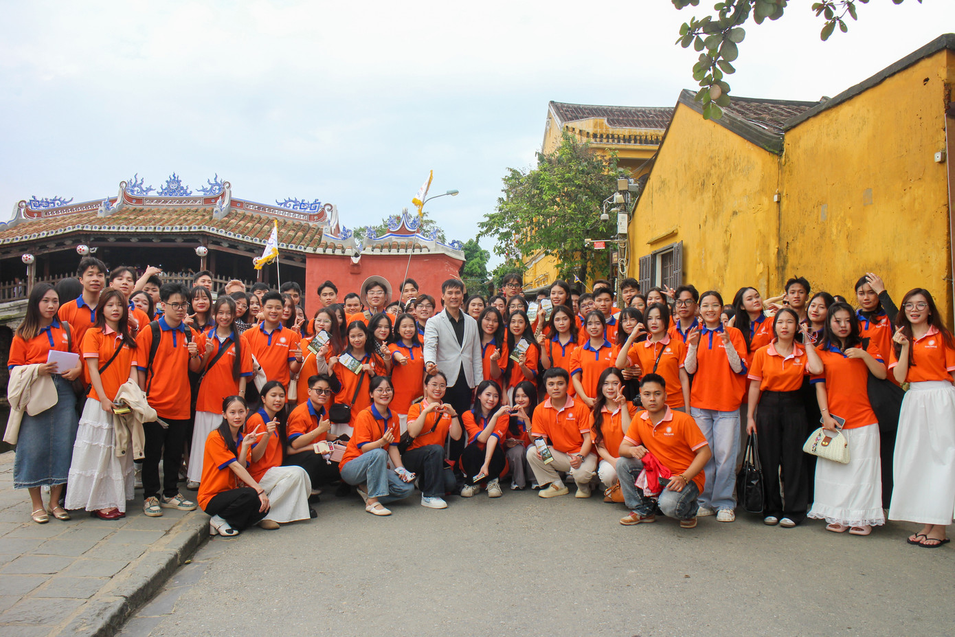Bước sang ngày thứ ba, đoàn khám phá 2 di sản văn hóa thế giới tại Quảng Nam là Thánh địa Mỹ Sơn và Phố cổ Hội An. Tại Mỹ Sơn, sinh viên tìm hiểu về văn minh Chăm-pa qua những công trình kiến trúc độc đáo. Đến Hội An, đoàn được hòa mình vào không gian cổ kính, thưởng thức ẩm thực và khám phá nghề thủ công truyền thống, từ đó hiểu thêm về sự giao thoa văn hóa đặc sắc.