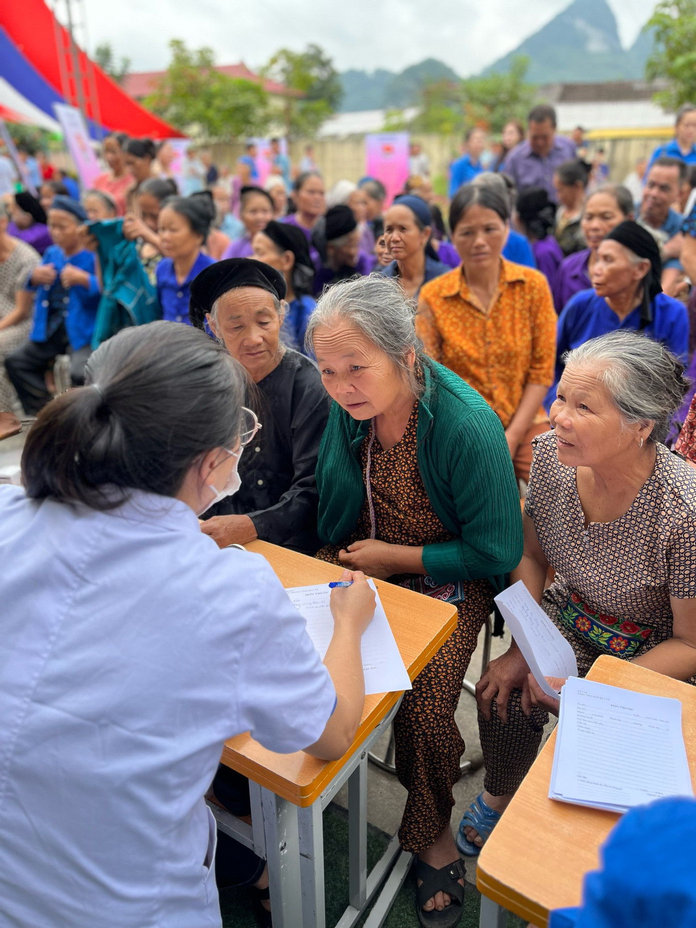 Các bác sĩ thực hiện sàng lọc và phát hiện một số bệnh nền mãn tính và cung cấp tư vấn sức khỏe chi tiết.