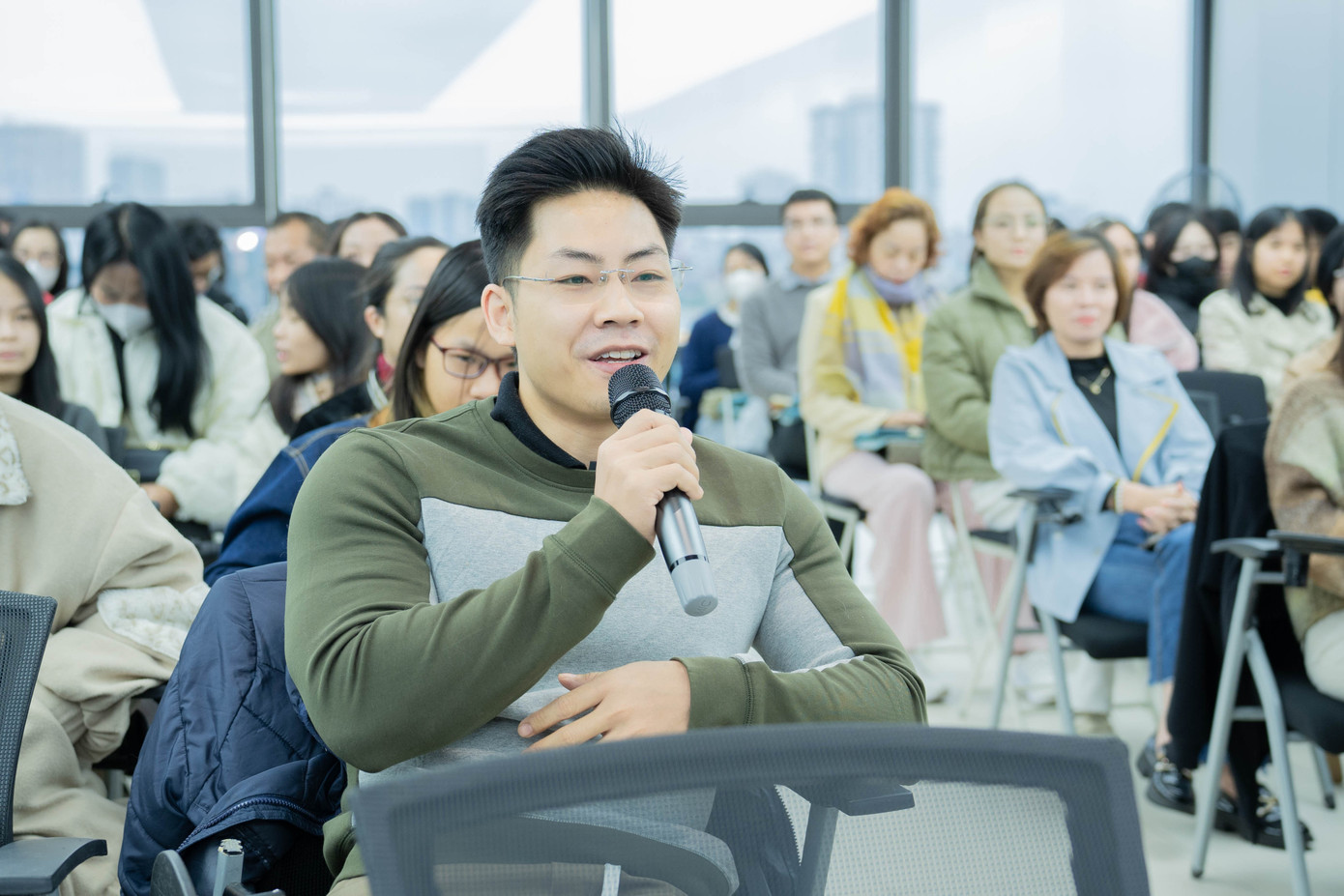 Người tham gia tích cực đưa ra quan điểm của mình. Người tham gia tích cực đưa ra quan điểm của mình.