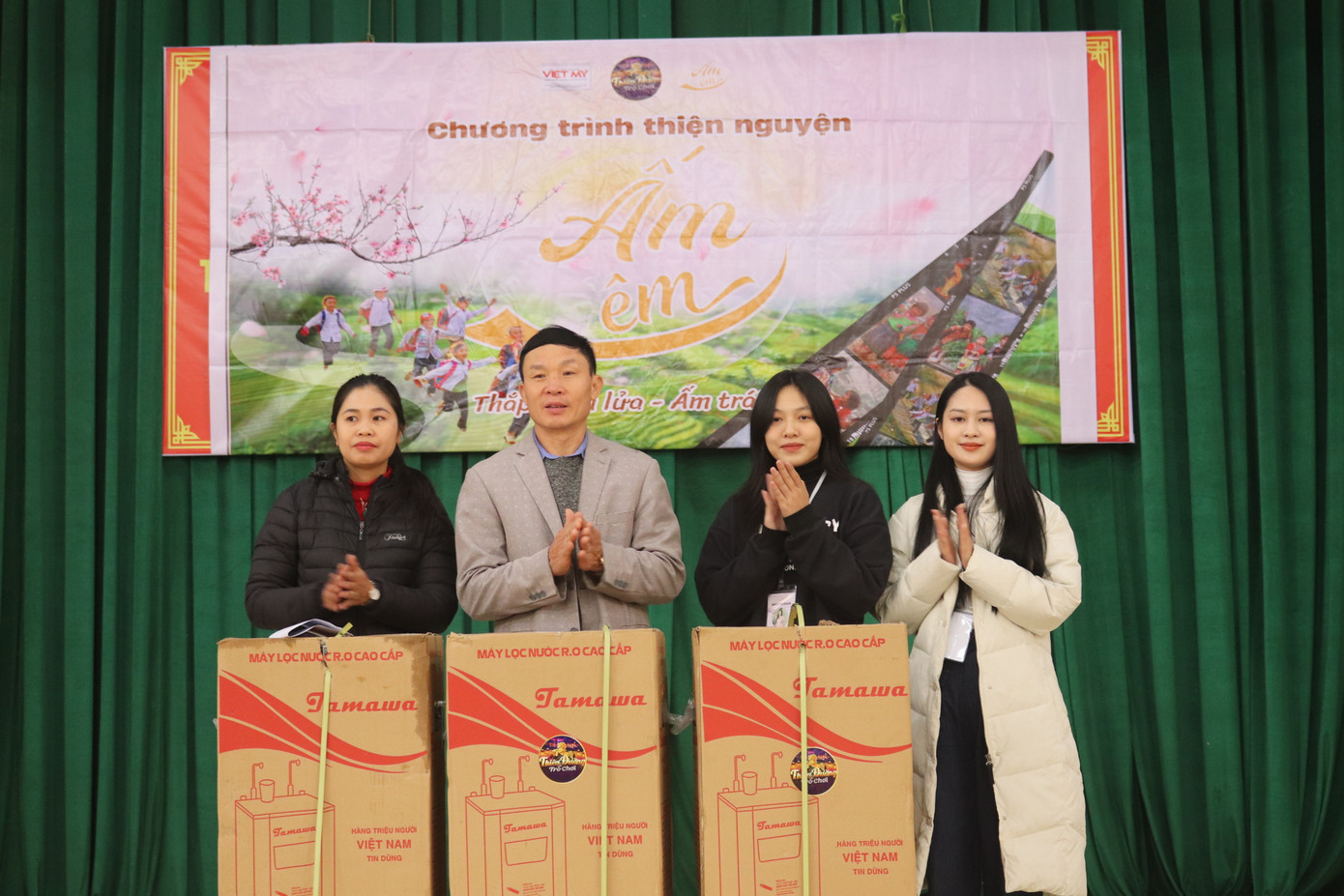 Đoàn thiện nguyện tổ chức trao quà (Ảnh: BTC).