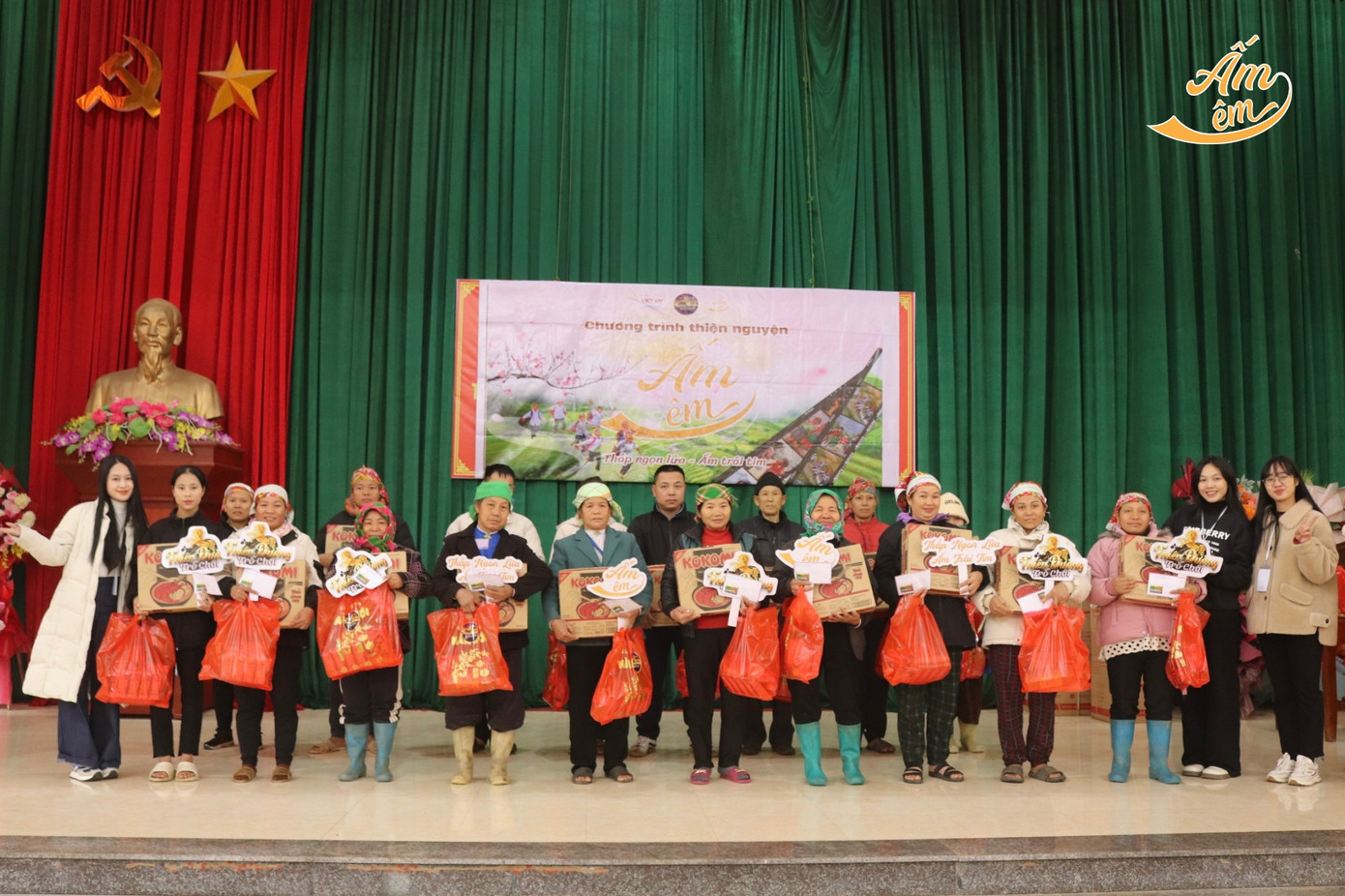 Đoàn thiện nguyện tổ chức trao quà (Ảnh: BTC).