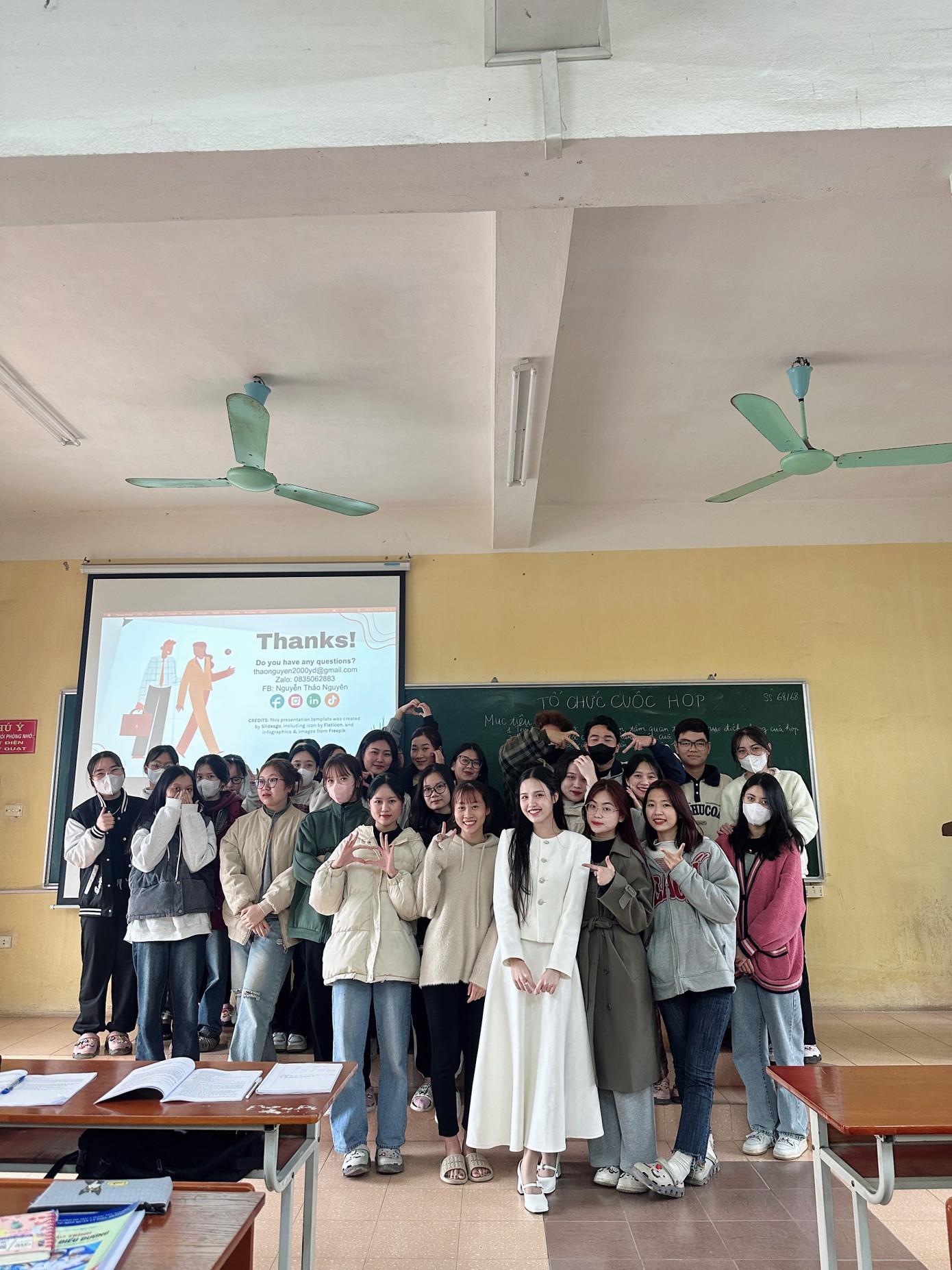 Nữ giảng viên trợ giảng trẻ cùng các bạn sinh viên. Nữ giảng viên trợ giảng trẻ cùng các bạn sinh viên.