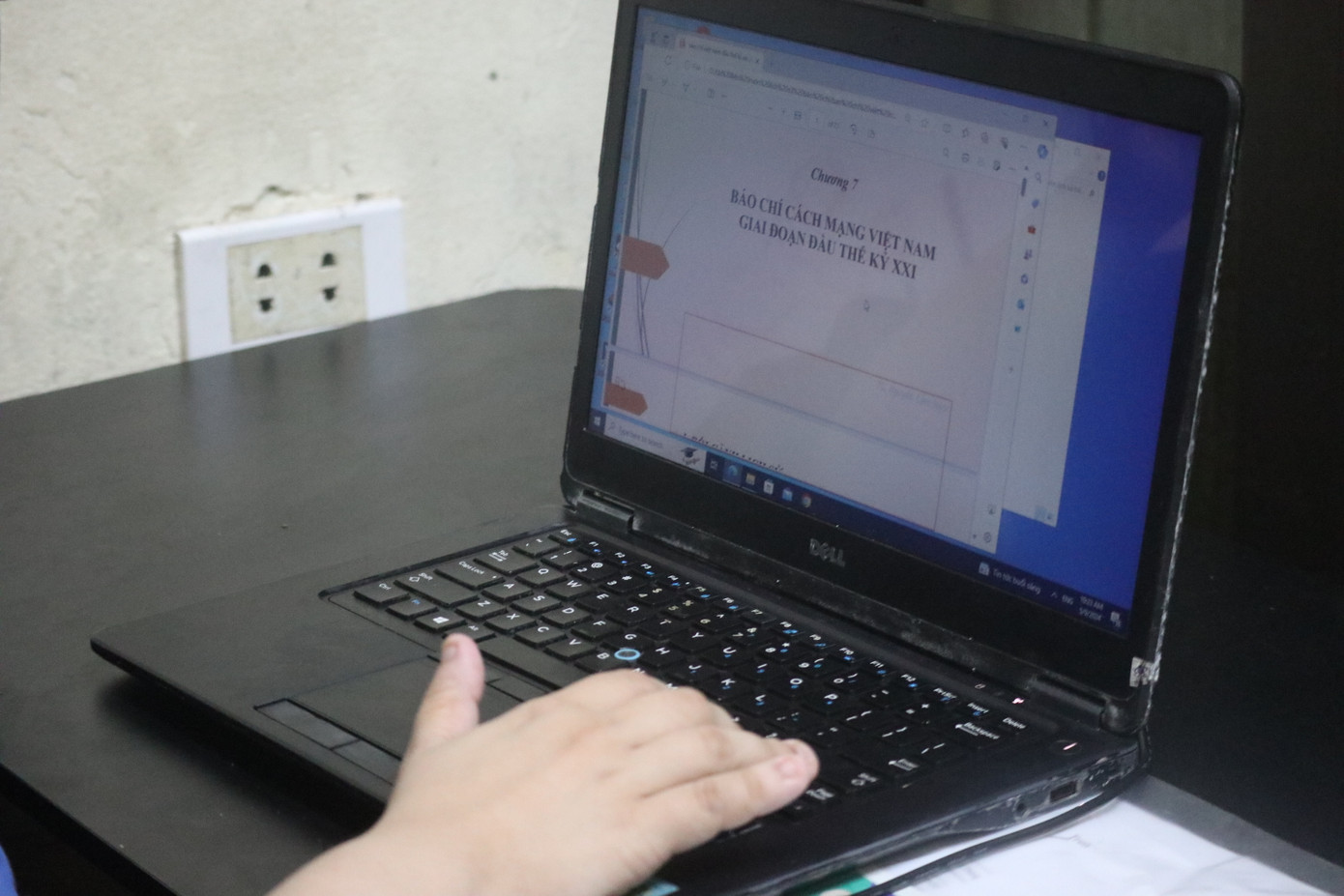 Chiếc máy tính với trình đọc màn hình là trợ thủ đắc lực của nữ sinh trong quá trình học tập. Chiếc máy tính với trình đọc màn hình là trợ thủ đắc lực của nữ sinh trong quá trình học tập.