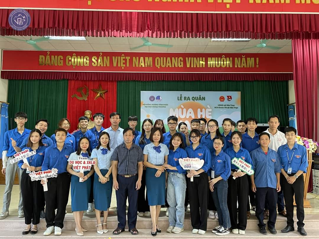 Tham gia tình nguyện Hè xanh.