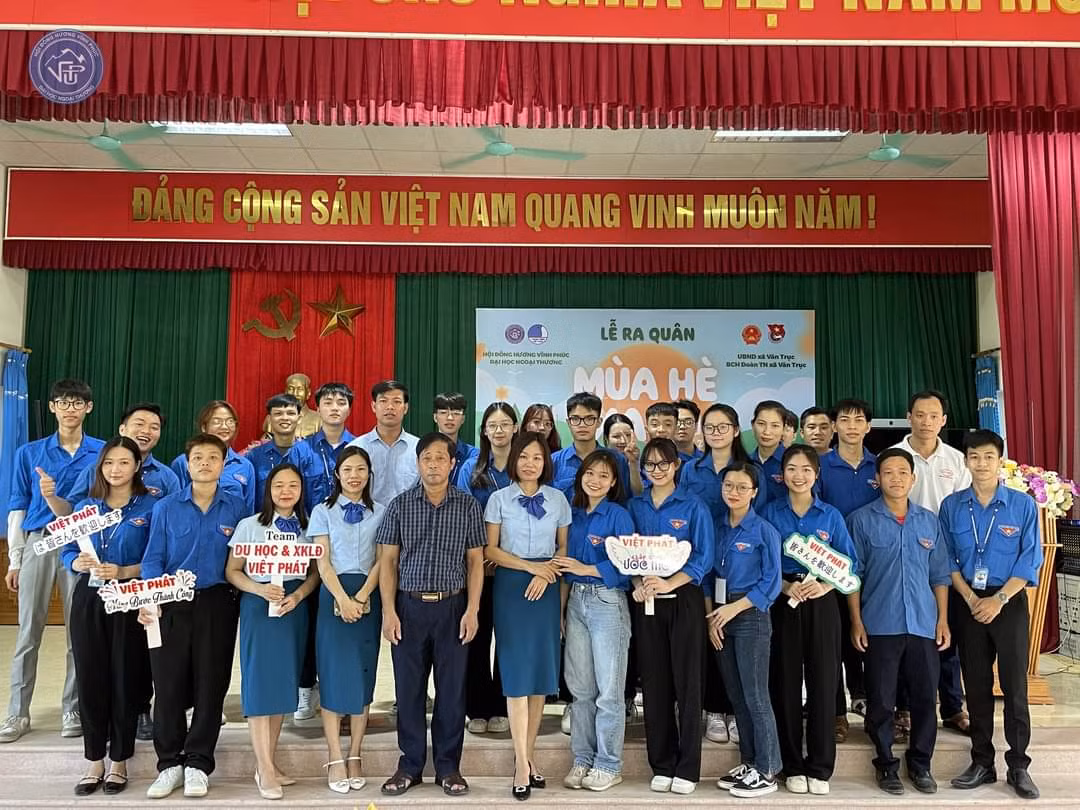 Tham gia tình nguyện Hè xanh.