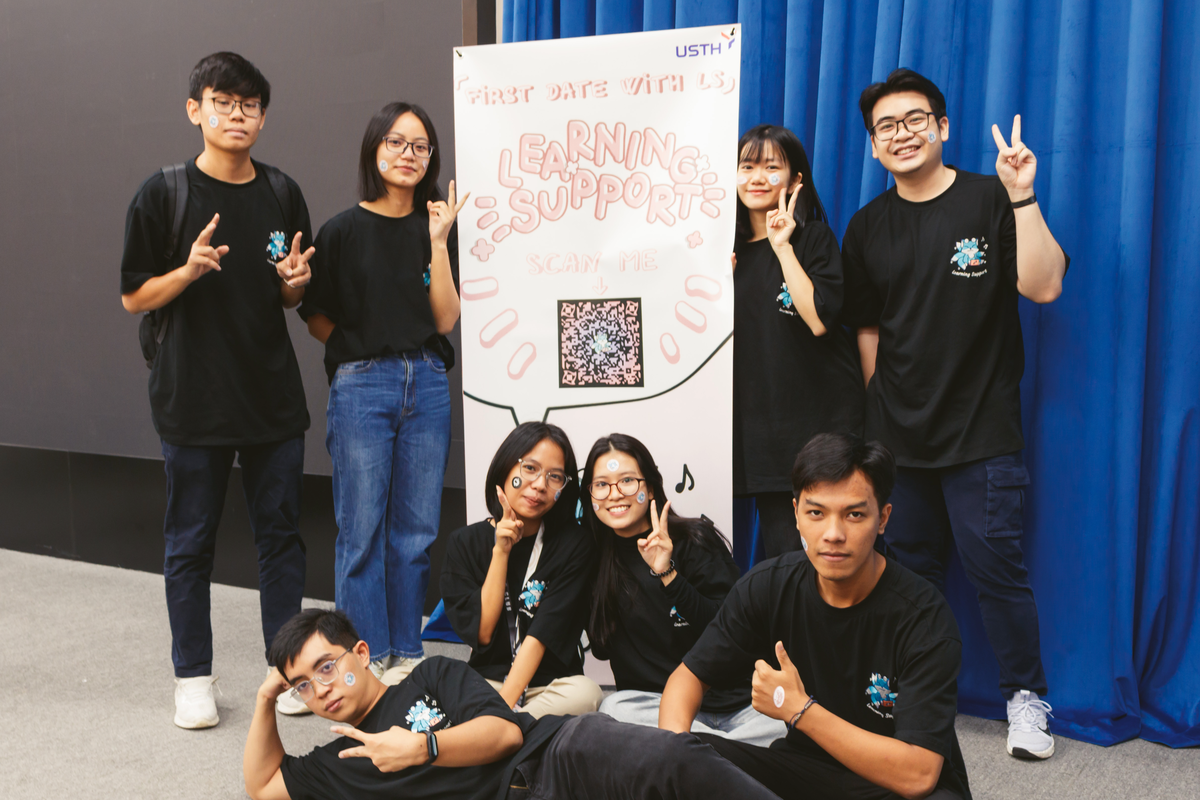 Thu và các thành viên của CLB Hỗ trợ học tập USTH Learning Support. Thu và các thành viên của CLB Hỗ trợ học tập USTH Learning Support.