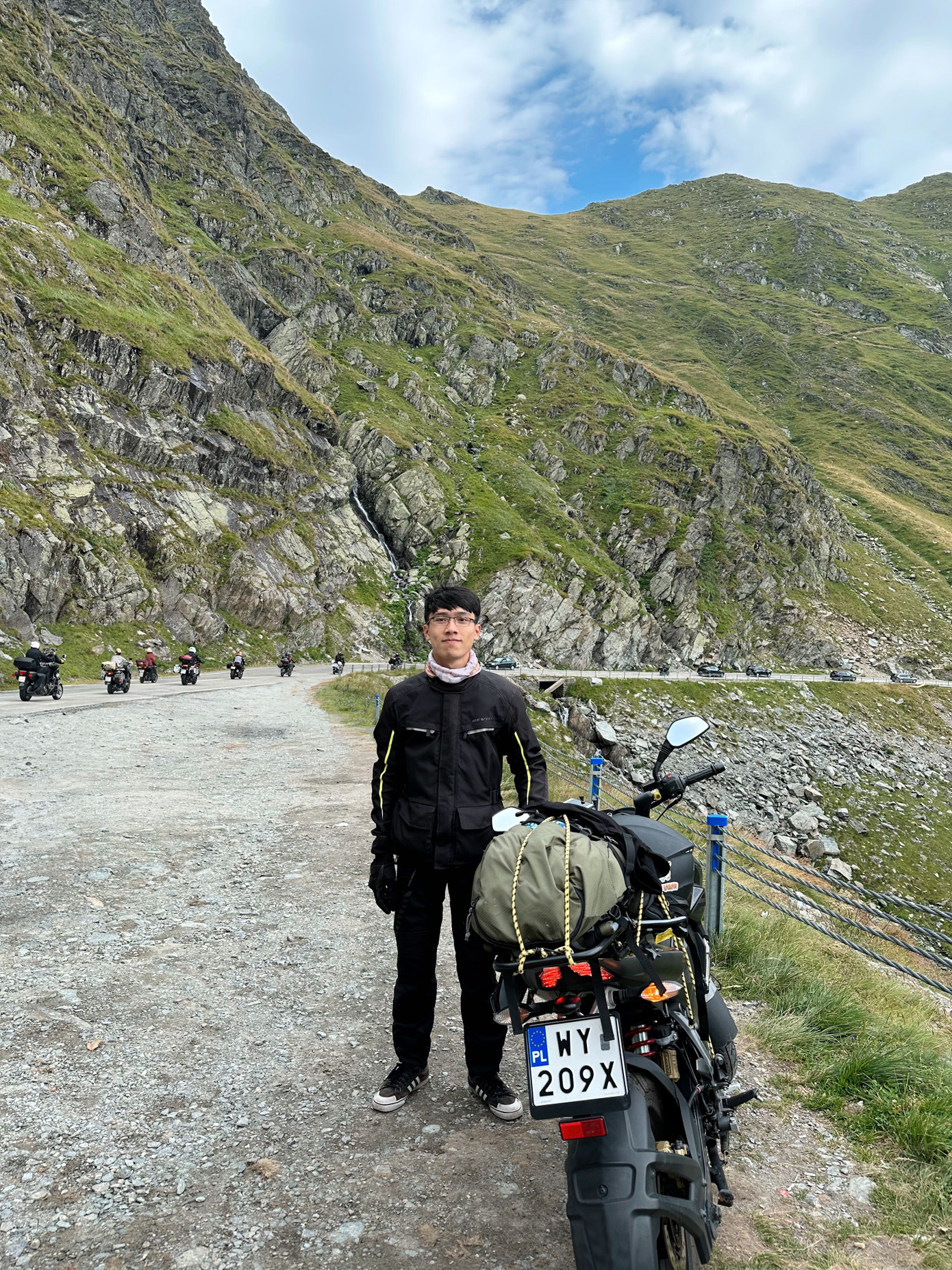 Công Minh trong chuyến “phượt” 5000km từ Ba Lan đi Romania.