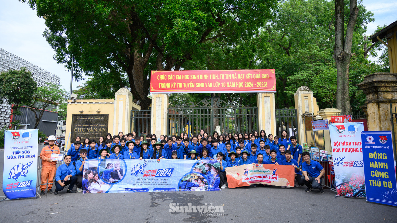 Đội hình Thanh niên tình nguyện tại điểm thi Trường THPT Chu Văn An.