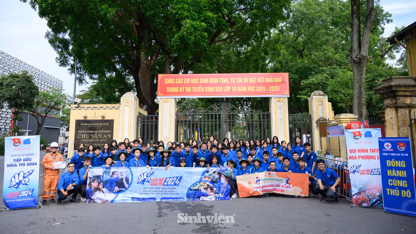 Đội hình Thanh niên tình nguyện tại điểm thi Trường THPT Chu Văn An.