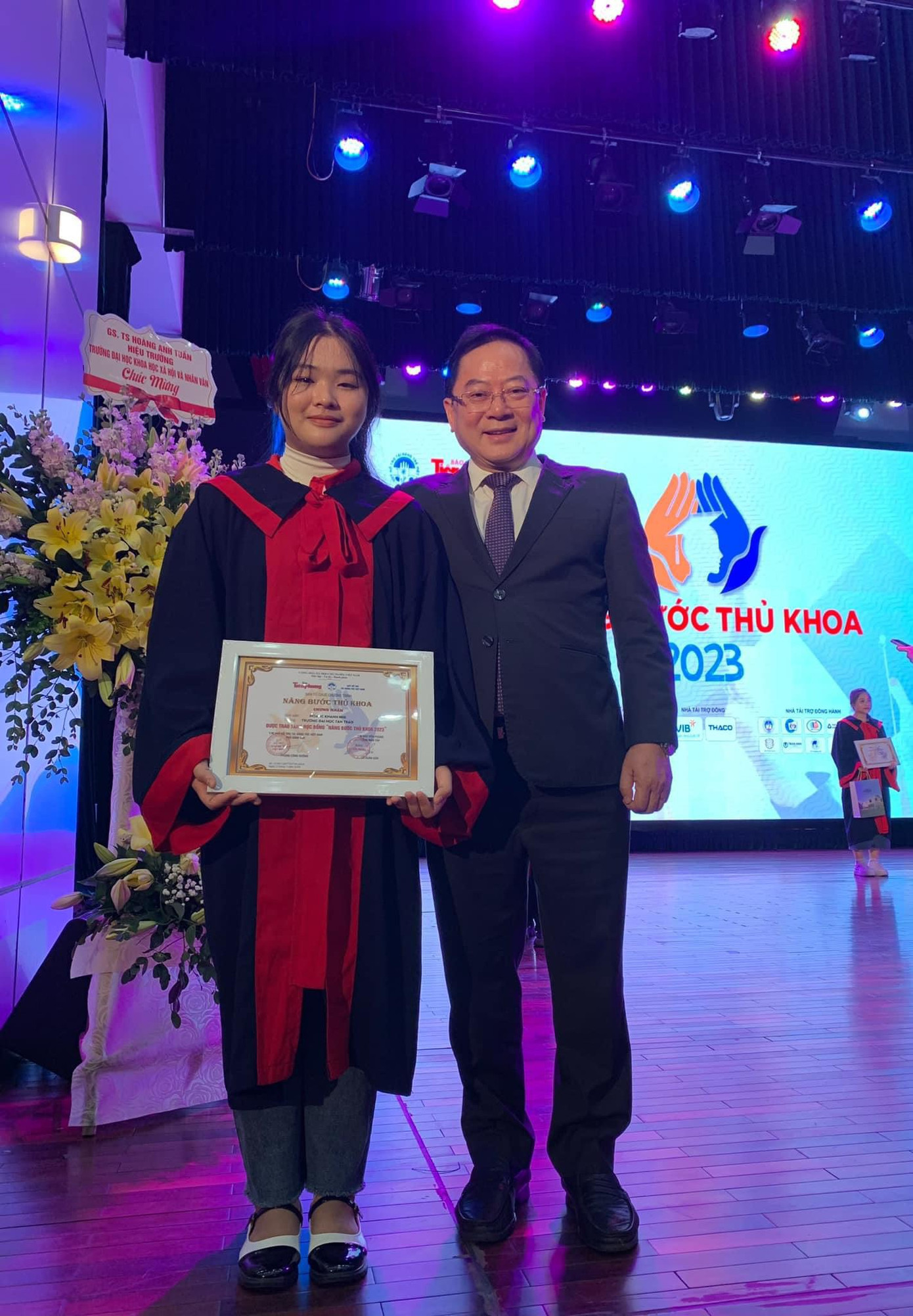 Khánh Nhi vinh dự nhận học bổng "Nâng bước thủ khoa" năm 2023, được chụp ảnh lưu niệm cùng nhà báo Lê Xuân Sơn - Tổng Biên tập báo Tiền Phong. Khánh Nhi vinh dự nhận học bổng "Nâng bước thủ khoa" năm 2023, được chụp ảnh lưu niệm cùng nhà báo Lê Xuân Sơn - Tổng Biên tập báo Tiền Phong.