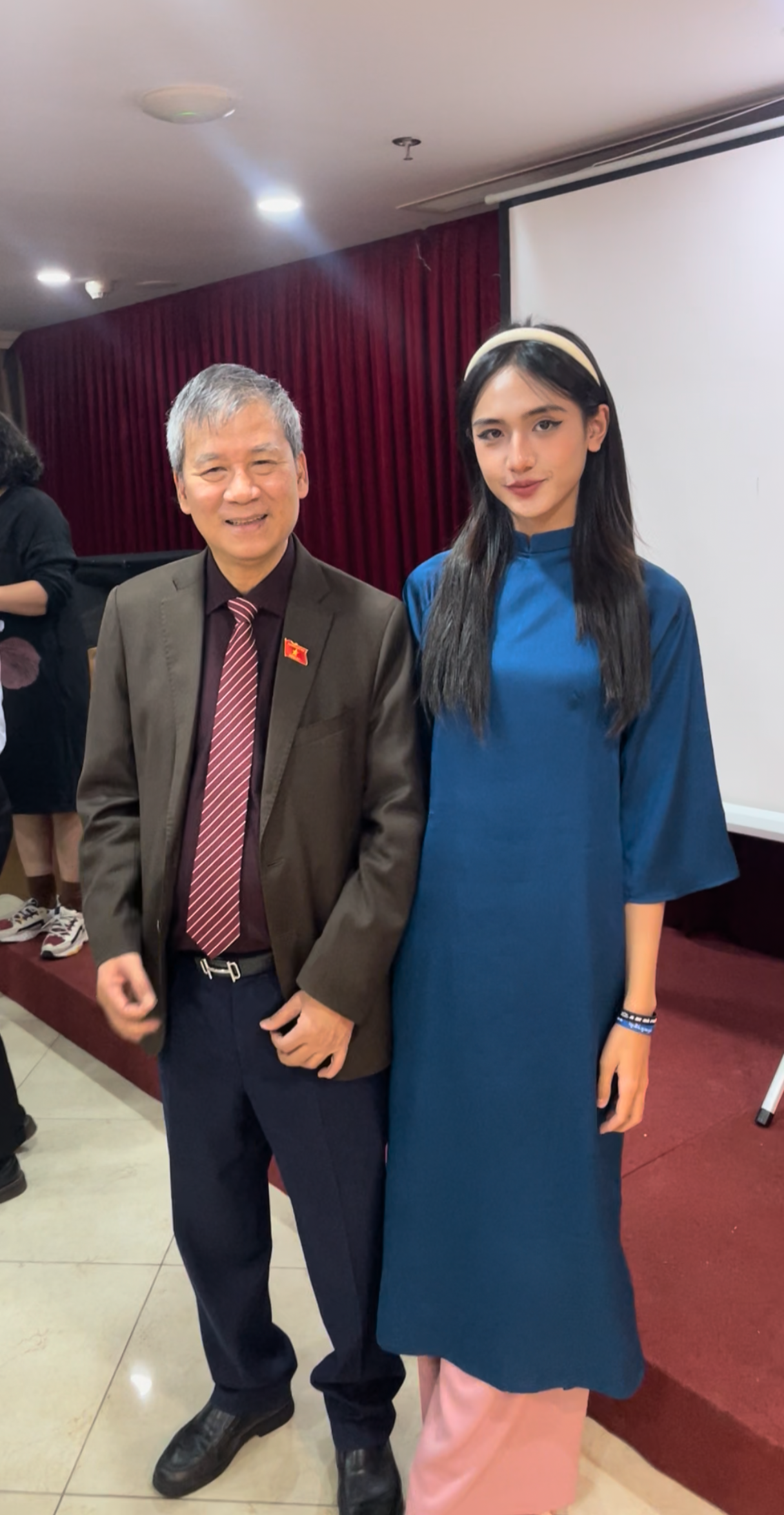 Phương Nhã có cơ hội được làm việc cùng Đại biểu Quốc hội Nguyễn Anh Trí. Phương Nhã có cơ hội được làm việc cùng Đại biểu Quốc hội Nguyễn Anh Trí.