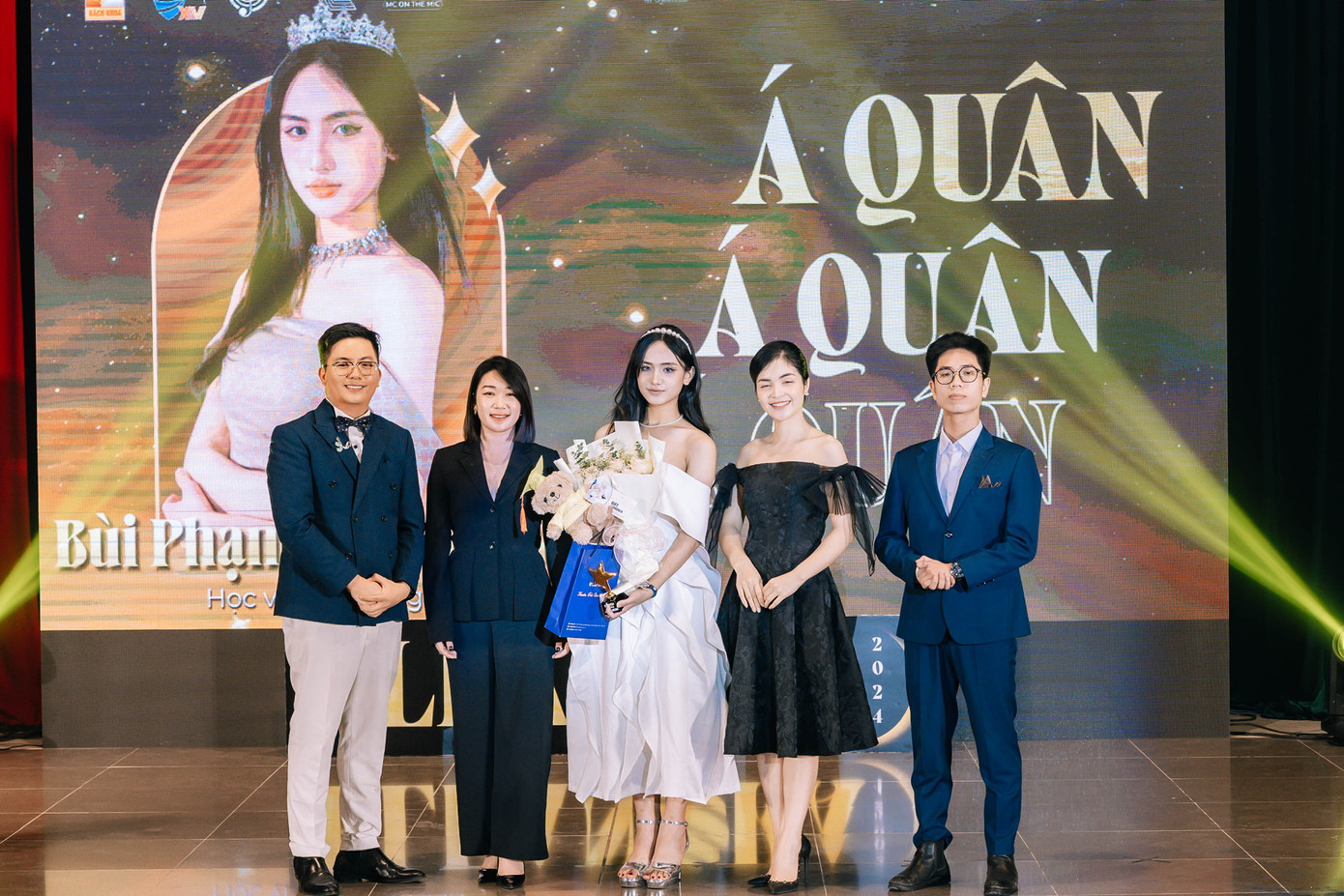 Phương Nhã giành được danh hiệu Á quân cuộc thi MC On the Mic: Eleanora. Phương Nhã giành được danh hiệu Á quân cuộc thi MC On the Mic: Eleanora.