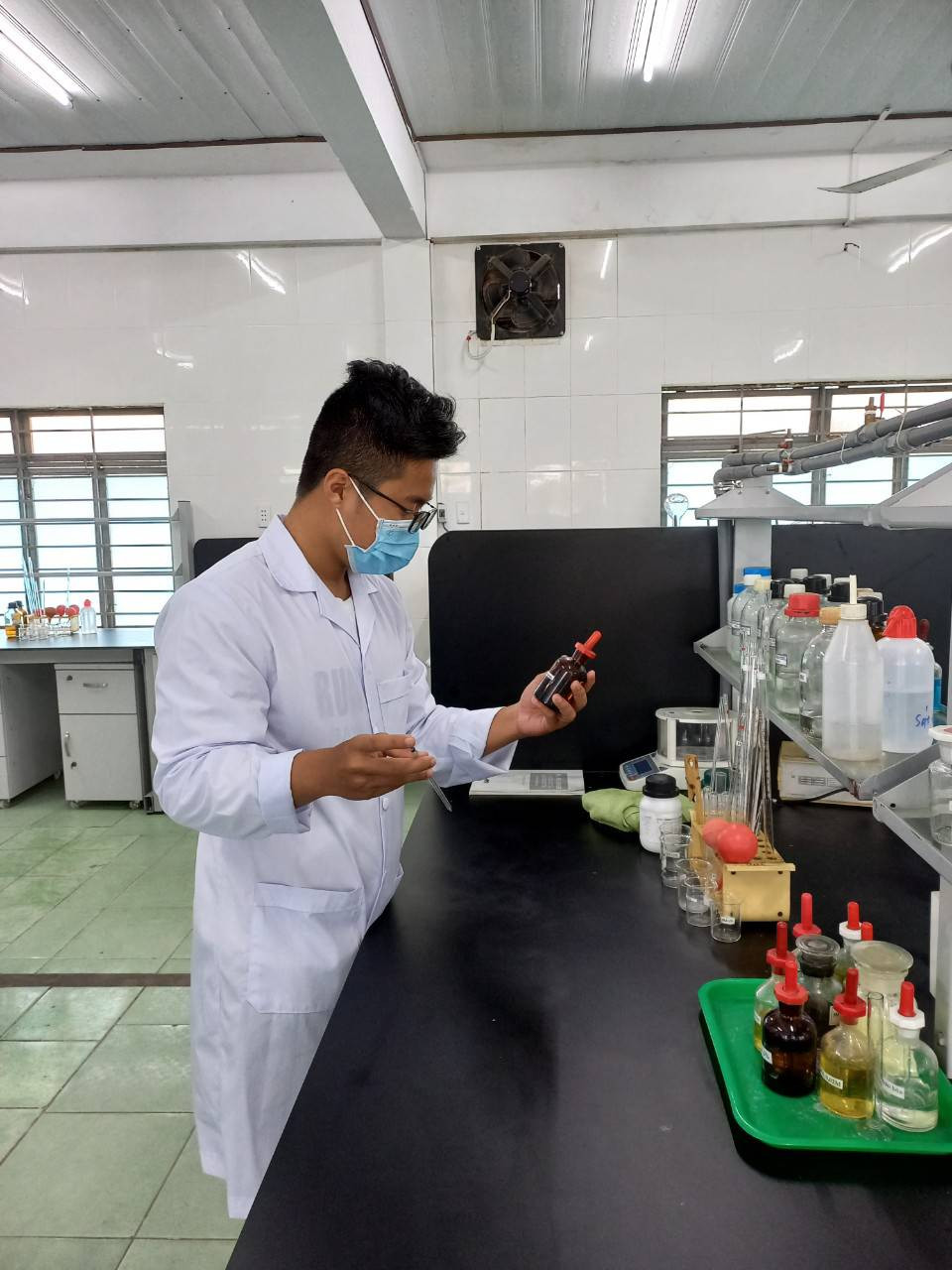 Nhật Hưng thực hành thí nghiệm.