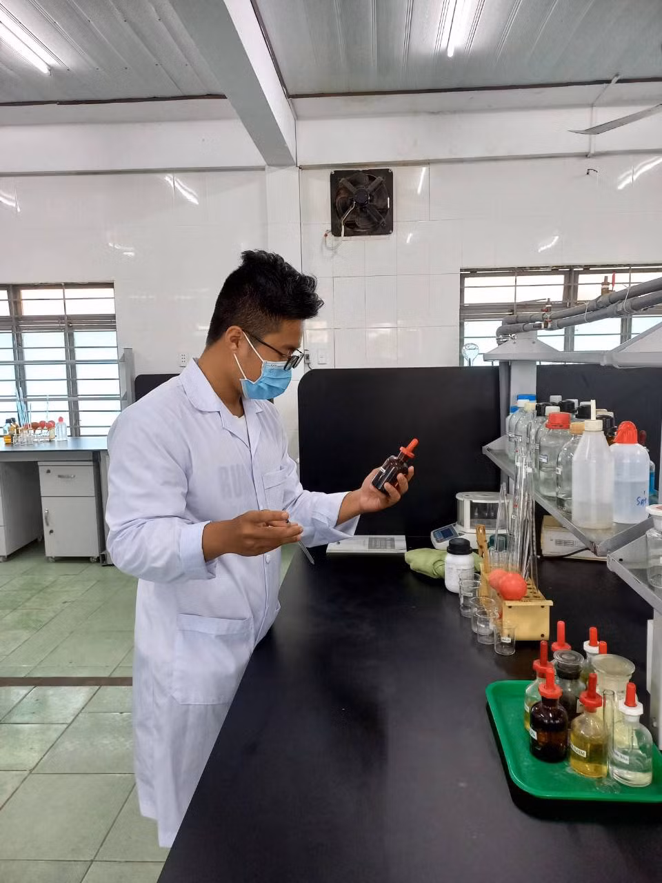 Nhật Hưng thực hành thí nghiệm. Nhật Hưng thực hành thí nghiệm.