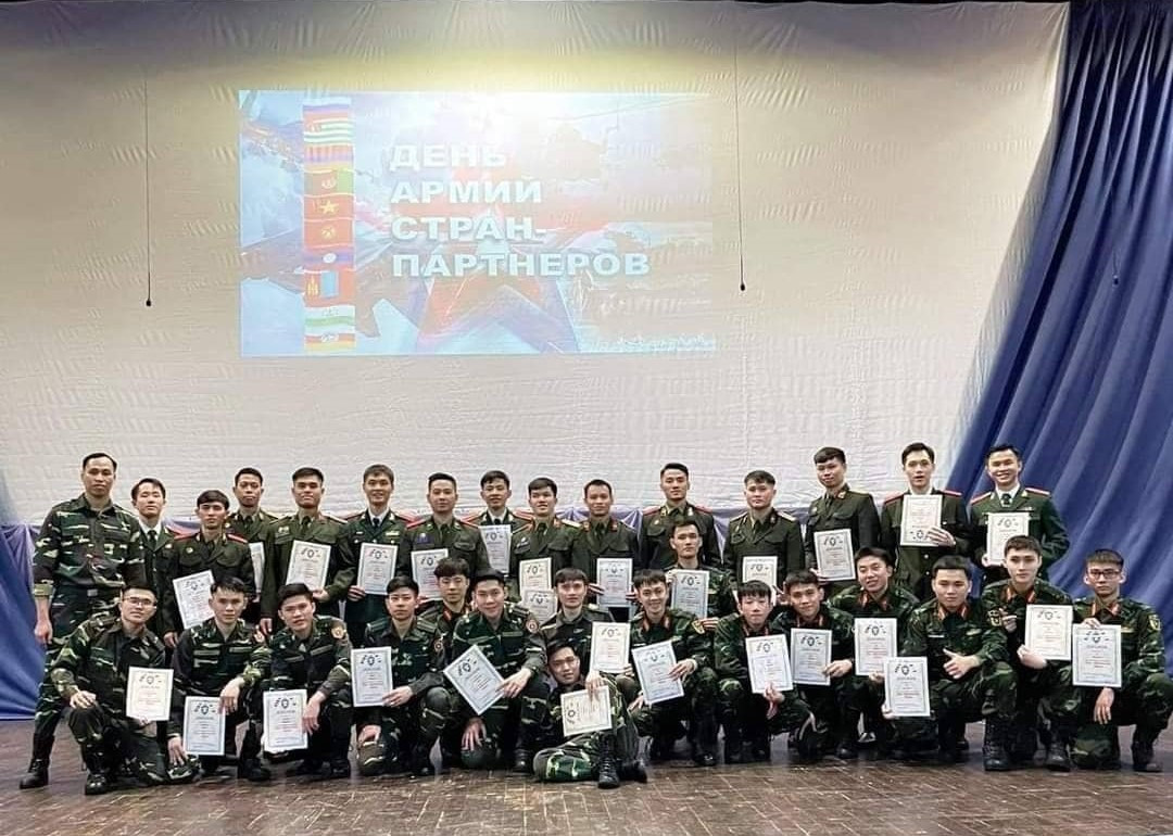 Trần Minh Sang cùng đồng đội tại Nga. Trần Minh Sang cùng đồng đội tại Nga.