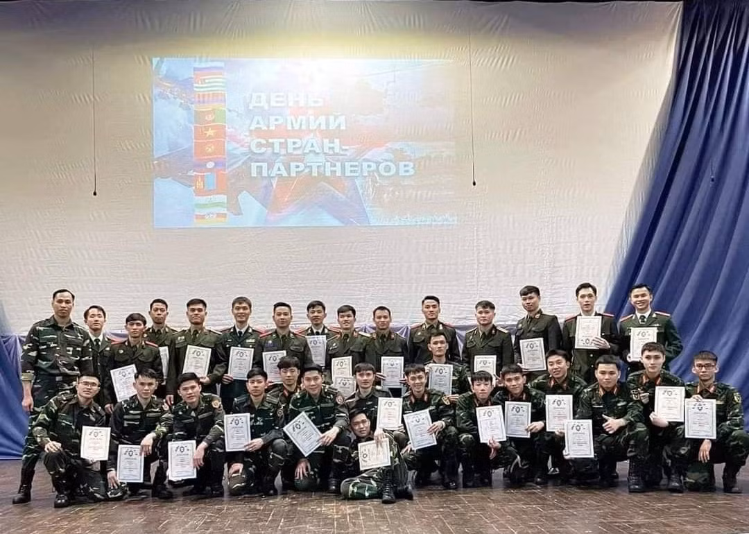 Trần Minh Sang cùng đồng đội tại Nga.