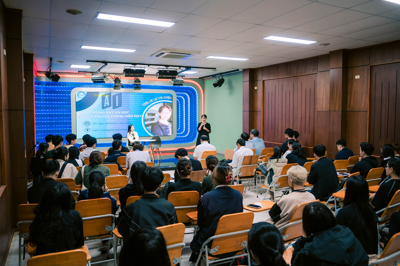 Với cô Lê Vũ Điệp, đứng lớp mang đến niềm vui đặc biệt khác so với những ngành nghề cô từng làm trước đó.