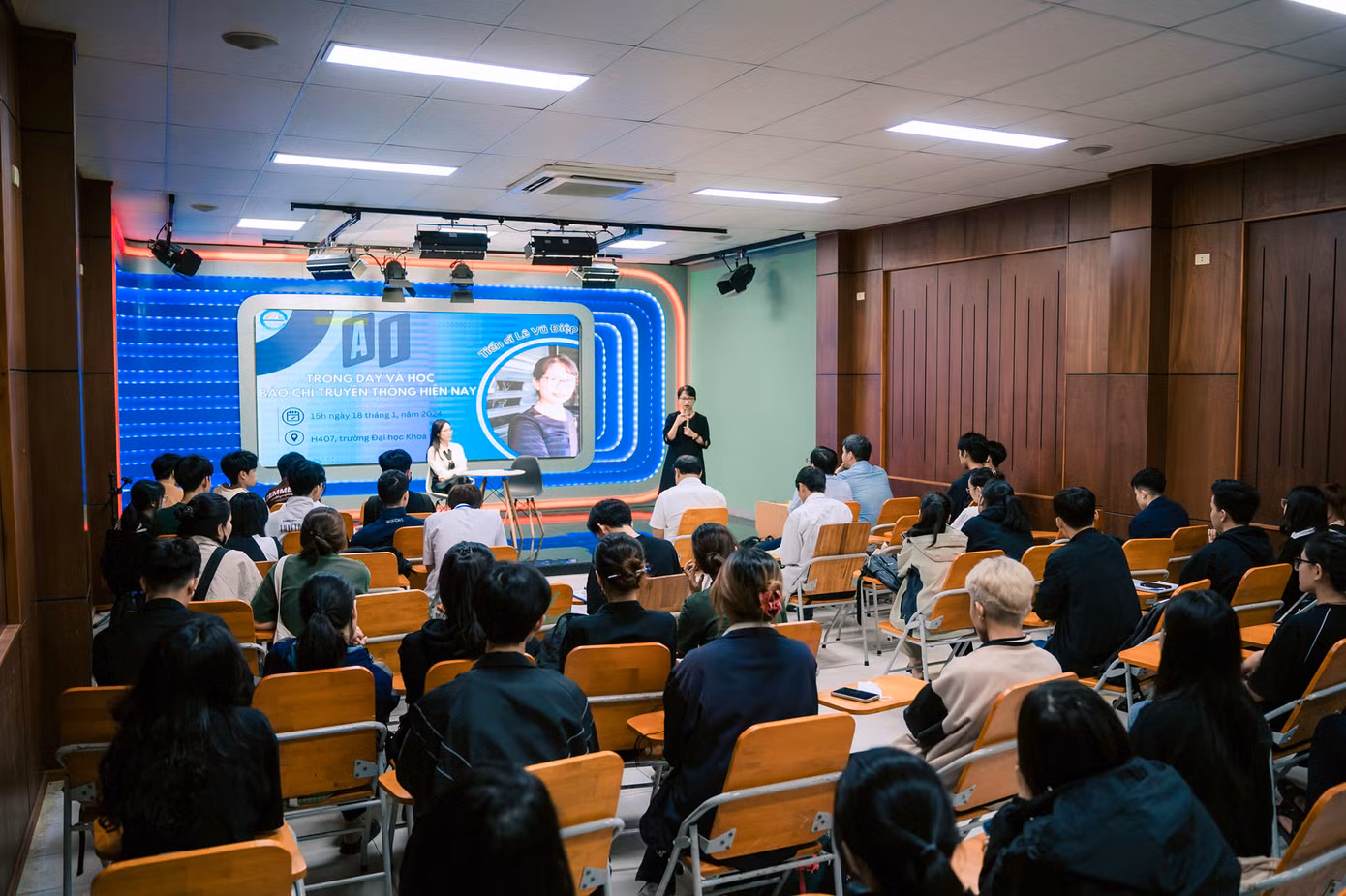 Với cô Lê Vũ Điệp, đứng lớp mang đến niềm vui đặc biệt khác so với những ngành nghề cô từng làm trước đó. Với cô Lê Vũ Điệp, đứng lớp mang đến niềm vui đặc biệt khác so với những ngành nghề cô từng làm trước đó.