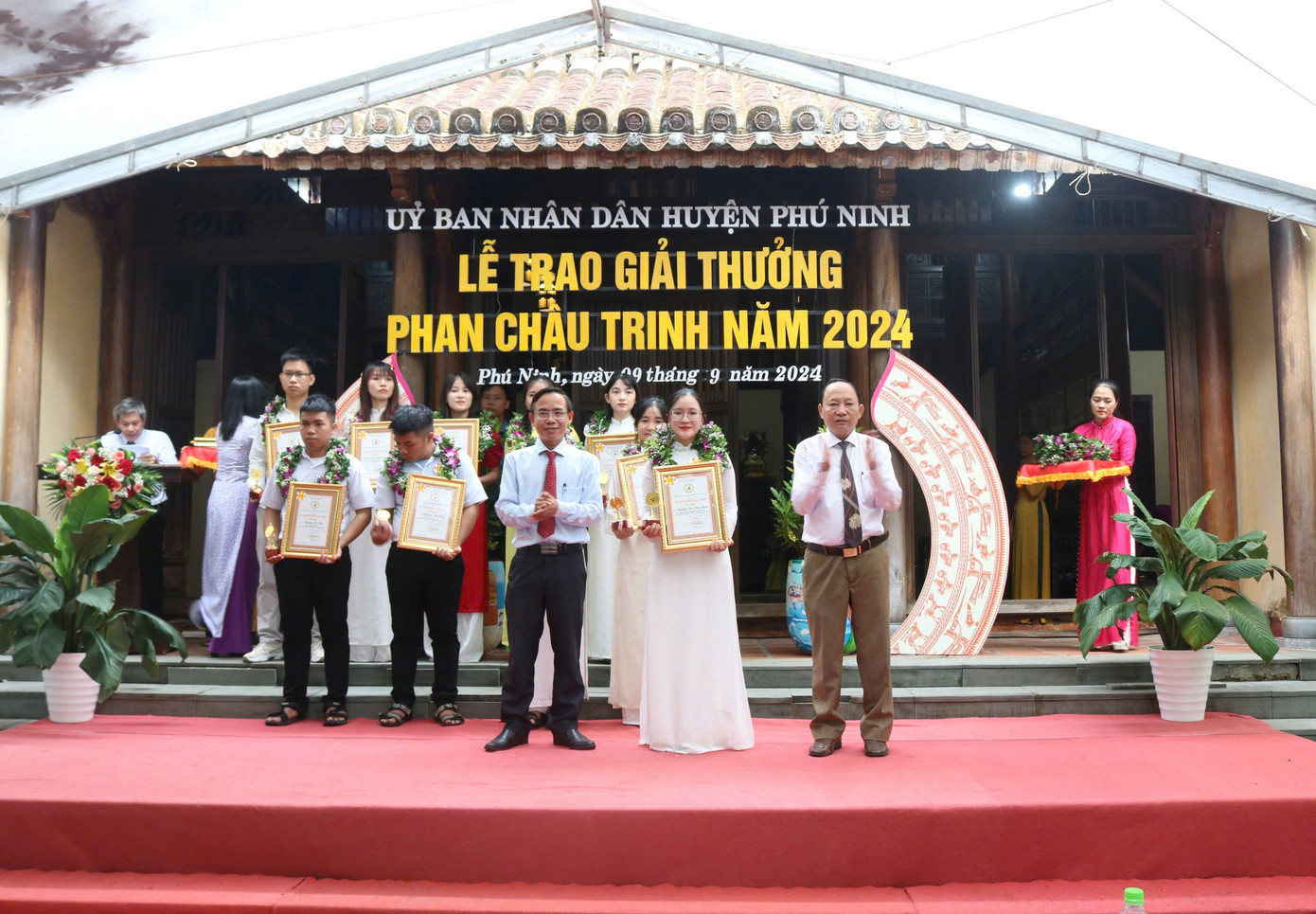 Cô nàng nhận giải thưởng Phan Chu Trinh, huyện Phú Ninh, tỉnh Quảng Nam 2024. Cô nàng nhận giải thưởng Phan Chu Trinh, huyện Phú Ninh, tỉnh Quảng Nam 2024.