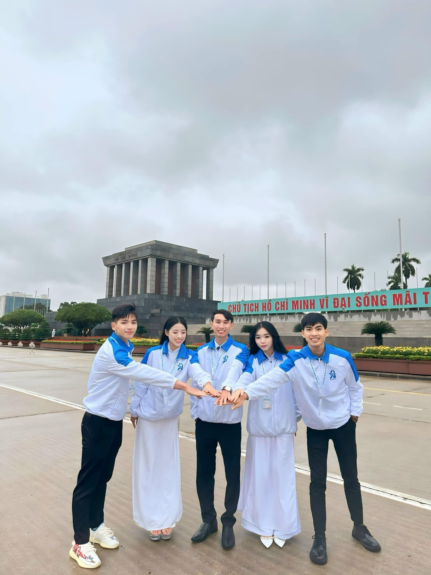 Trong hành trình phát triển bản thân, Văn Mãi cảm thấy may mắn và hạnh phúc khi đón nhận được những tình cảm yêu thương của mọi người.