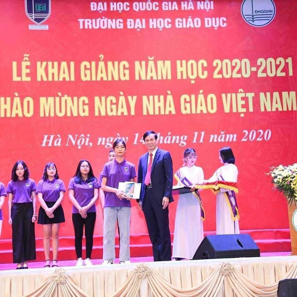 Thắm vinhdự được Hiệu trưởng Trường Đại học Giáo dục trao thưởng cho các Thủ khoa đầu vào.