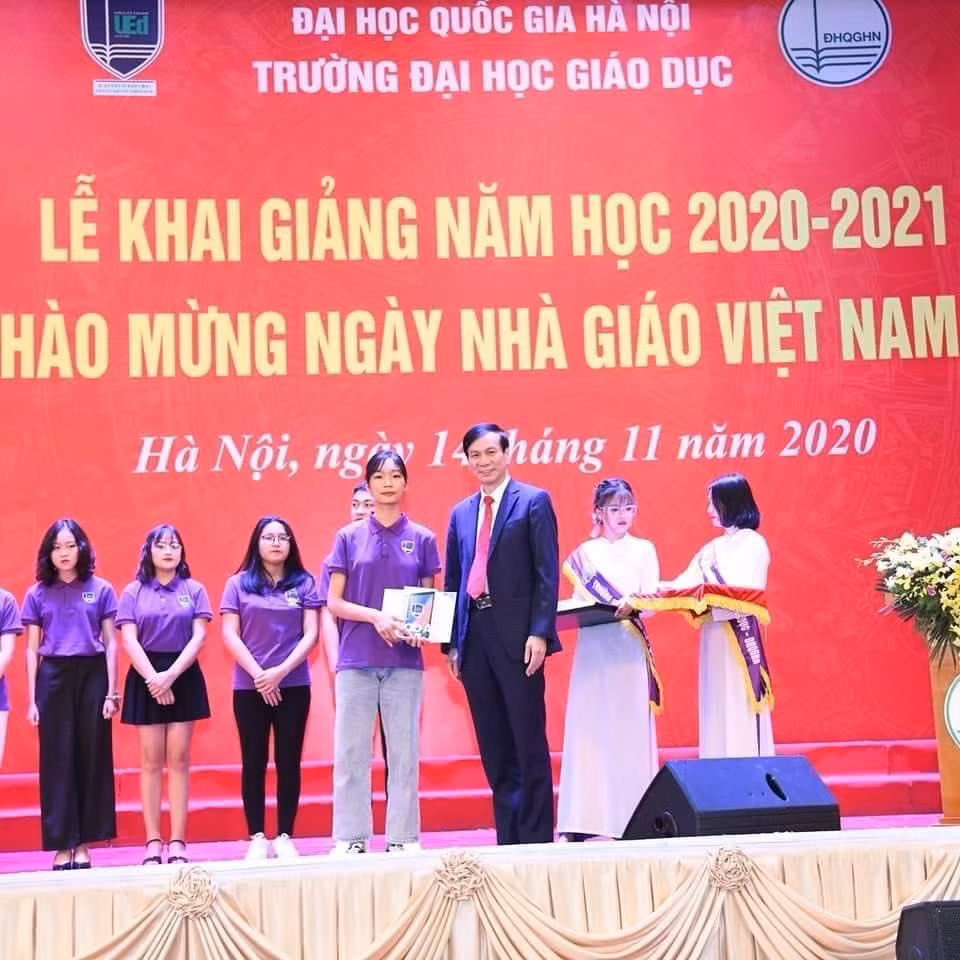 Thắm vinhdự được Hiệu trưởng Trường Đại học Giáo dục trao thưởng cho các Thủ khoa đầu vào. Thắm vinhdự được Hiệu trưởng Trường Đại học Giáo dục trao thưởng cho các Thủ khoa đầu vào.