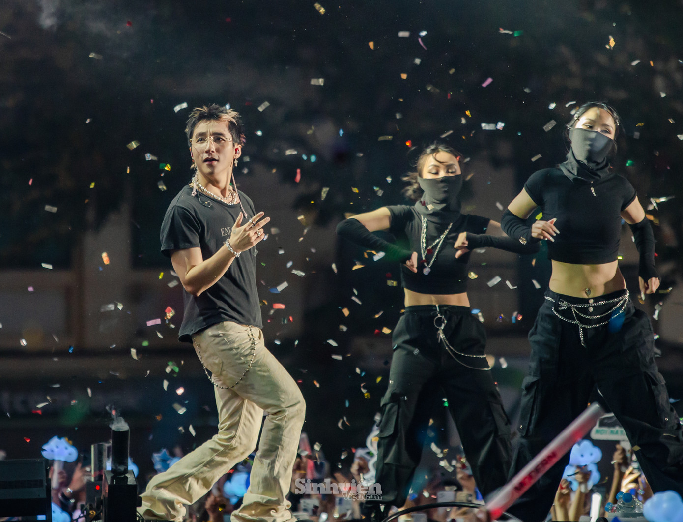 Bên cạnh màn trình diễn sôi động, mãn nhãn, Sơn Tùng M-TP dành nhiều thời gian giao lưu với fan. Sau 'sự cố' đi uống trà đá, Sơn Tùng tiếp tục rủ fan ngồi xích lô, ngắm phố cổ.