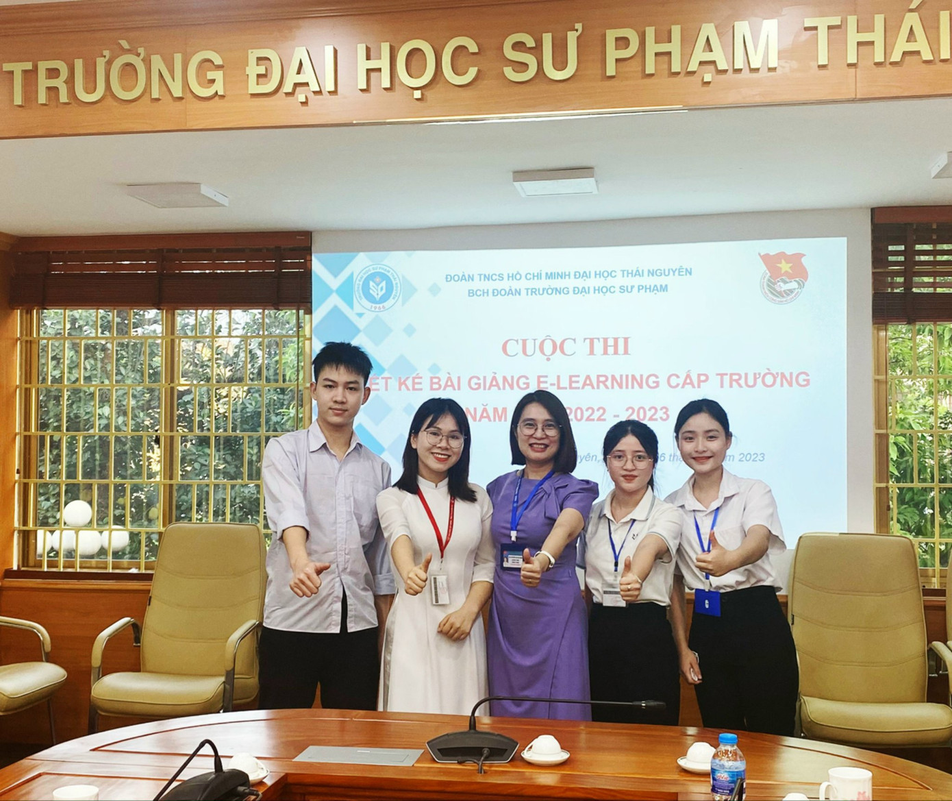 Khi học tập tại trường, cô bạn nhận được nhiều sự giúp đỡ từ bạn bè và thầy cô.