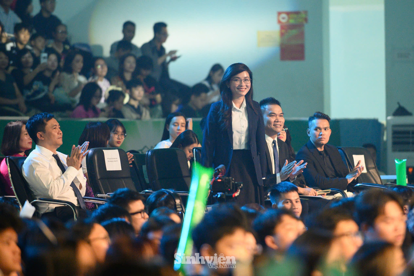 Chị Hồ Hồng Nguyên - Phó Chủ tịch thường trực TƯ. Hội Sinh viên Việt Nam tới tham dự, cổ vũ tinh thần các đội thi.