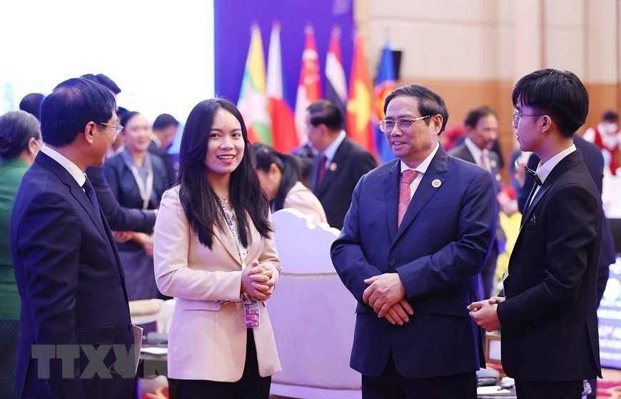 Lập Phúc tham gia tiếp kiến lãnh đạo cấp cao (ngoài cùng bên phải). Lập Phúc tham gia tiếp kiến lãnh đạo cấp cao (ngoài cùng bên phải).