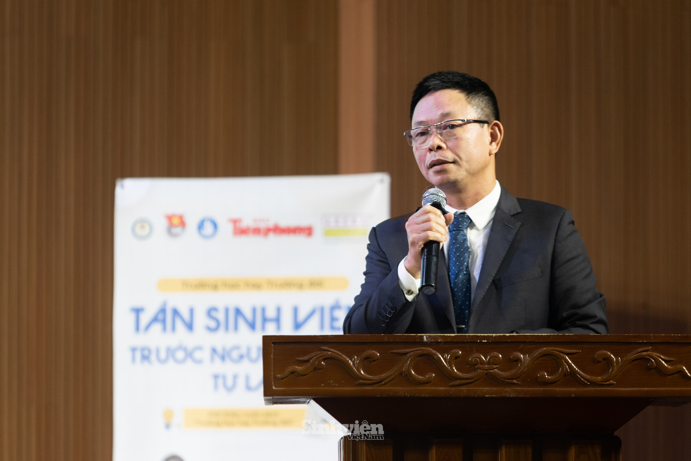 Nhà báo Phùng Công Sưởng nhắn gửi tới tân sinh viên Học viện Tài chính: "Tuổi trẻ là lúc các em hãy 'cháy' hết mình với đam mê, thử nghiệm bản thân hết mức để chọn cho mình con đường đi phù hợp." Nhà báo Phùng Công Sưởng nhắn gửi tới tân sinh viên Học viện Tài chính: "Tuổi trẻ là lúc các em hãy 'cháy' hết mình với đam mê, thử nghiệm bản thân hết mức để chọn cho mình con đường đi phù hợp."