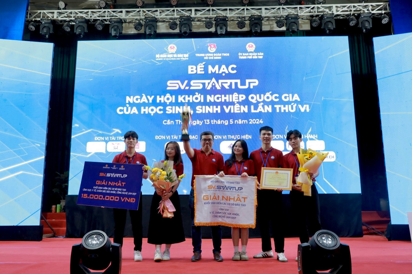 Nhóm sinh viên và giảng viên hướng dẫn - TS. Ngô Quang Vĩ nhận giải Nhất tại chung kết SV-STARTUP năm 2024. Nhóm sinh viên và giảng viên hướng dẫn - TS. Ngô Quang Vĩ nhận giải Nhất tại chung kết SV-STARTUP năm 2024.