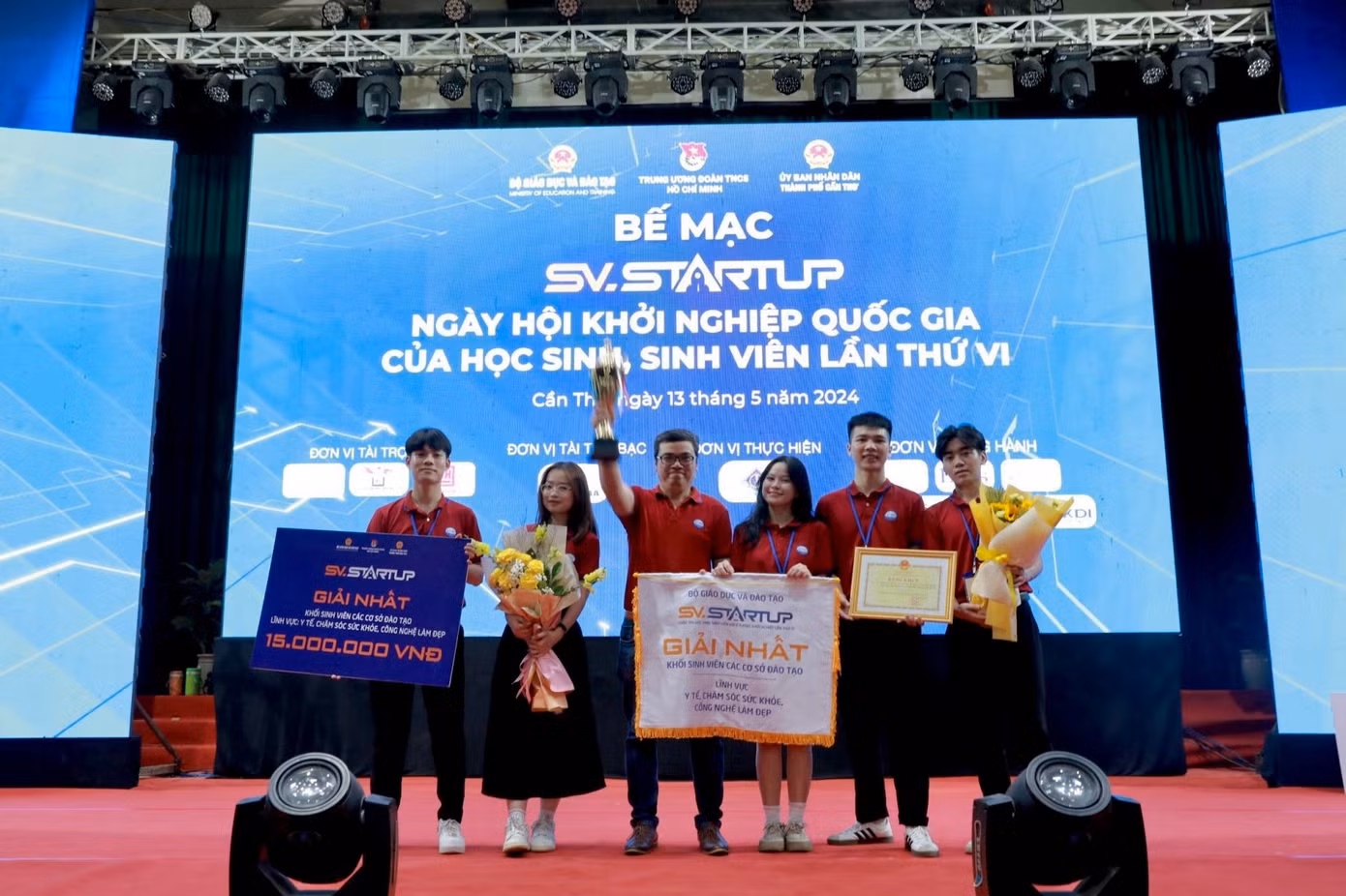 Nhóm sinh viên và giảng viên hướng dẫn - TS. Ngô Quang Vĩ nhận giải Nhất tại chung kết SV-STARTUP năm 2024.