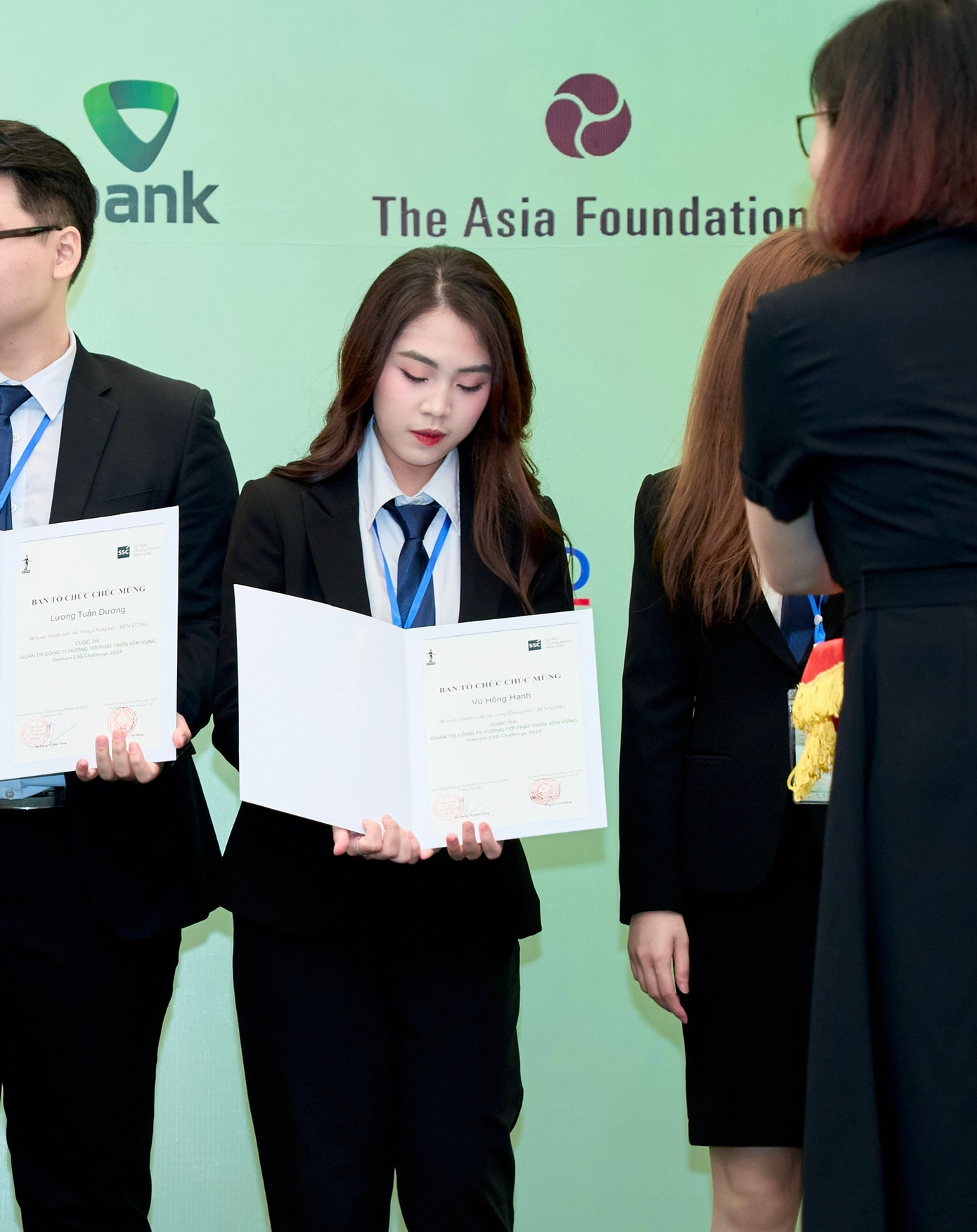 Hồng Hạnh nhận giấy chứng nhận Đã hoàn thành xuất sắc vòng Chung kết - Bền vững cuộc thi VESG 2024. Hồng Hạnh nhận giấy chứng nhận Đã hoàn thành xuất sắc vòng Chung kết - Bền vững cuộc thi VESG 2024.