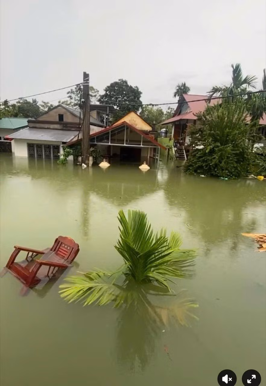 Những hình ảnh xót xa về tình hình người dân vùng lũ được nam sinh ghi chụp lại. Những hình ảnh xót xa về tình hình người dân vùng lũ được nam sinh ghi chụp lại.