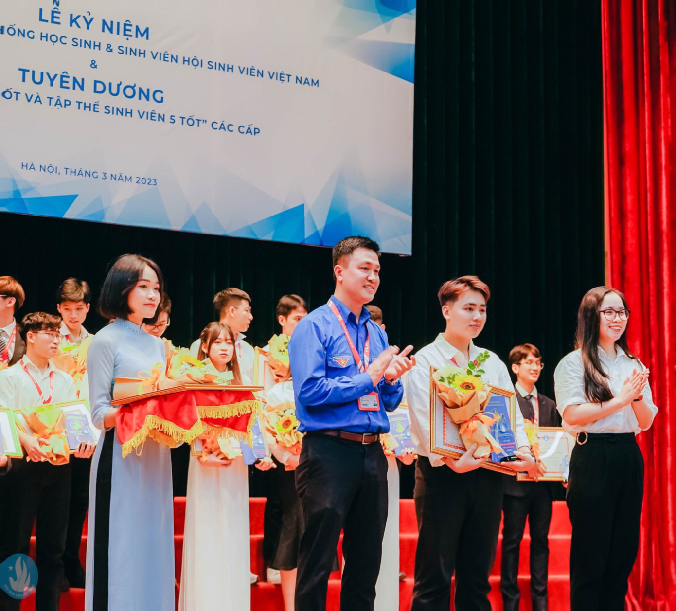 Phạm Minh Hiếu được vinh danh giải Nhì “Giải thưởng Sinh viên Nghiên cứu khoa học cấp Đại học, phân ban Kinh tế và Quản lý”. Phạm Minh Hiếu được vinh danh giải Nhì “Giải thưởng Sinh viên Nghiên cứu khoa học cấp Đại học, phân ban Kinh tế và Quản lý”.