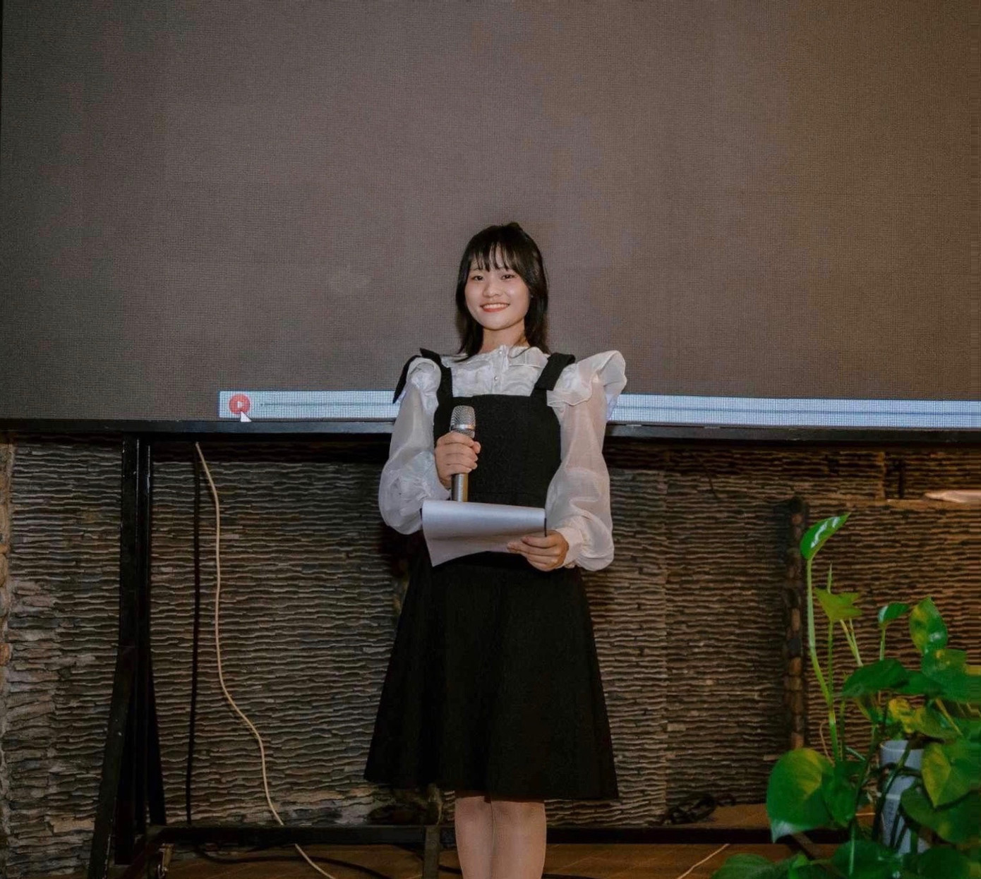 Thu Thảo với vai trò là MC. Thu Thảo với vai trò là MC.