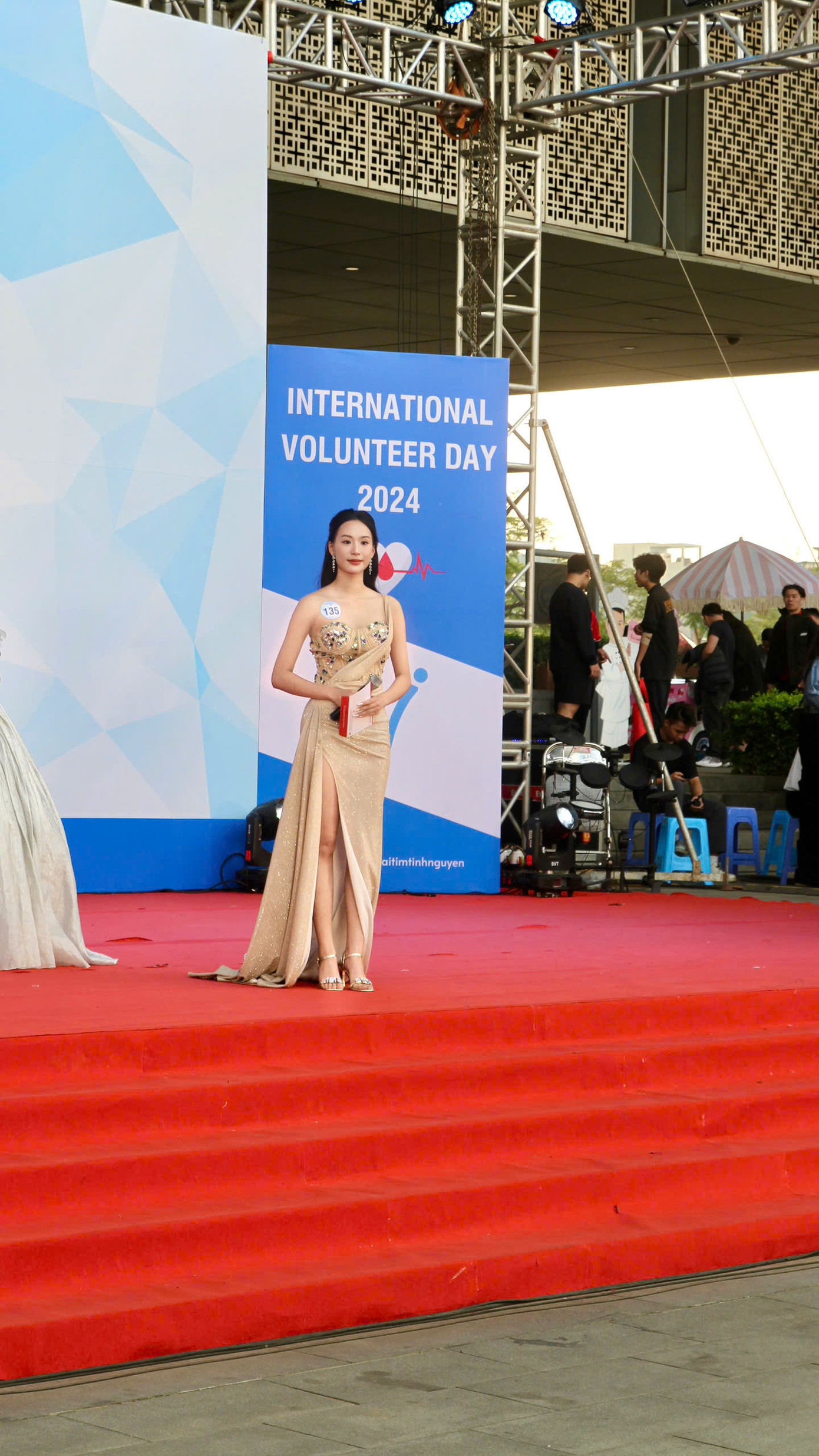 Hoa khôi mong các bạn trẻ sẽ có nhiều hành động vì các mục tiêu cộng đồng. Hoa khôi mong các bạn trẻ sẽ có nhiều hành động vì các mục tiêu cộng đồng.