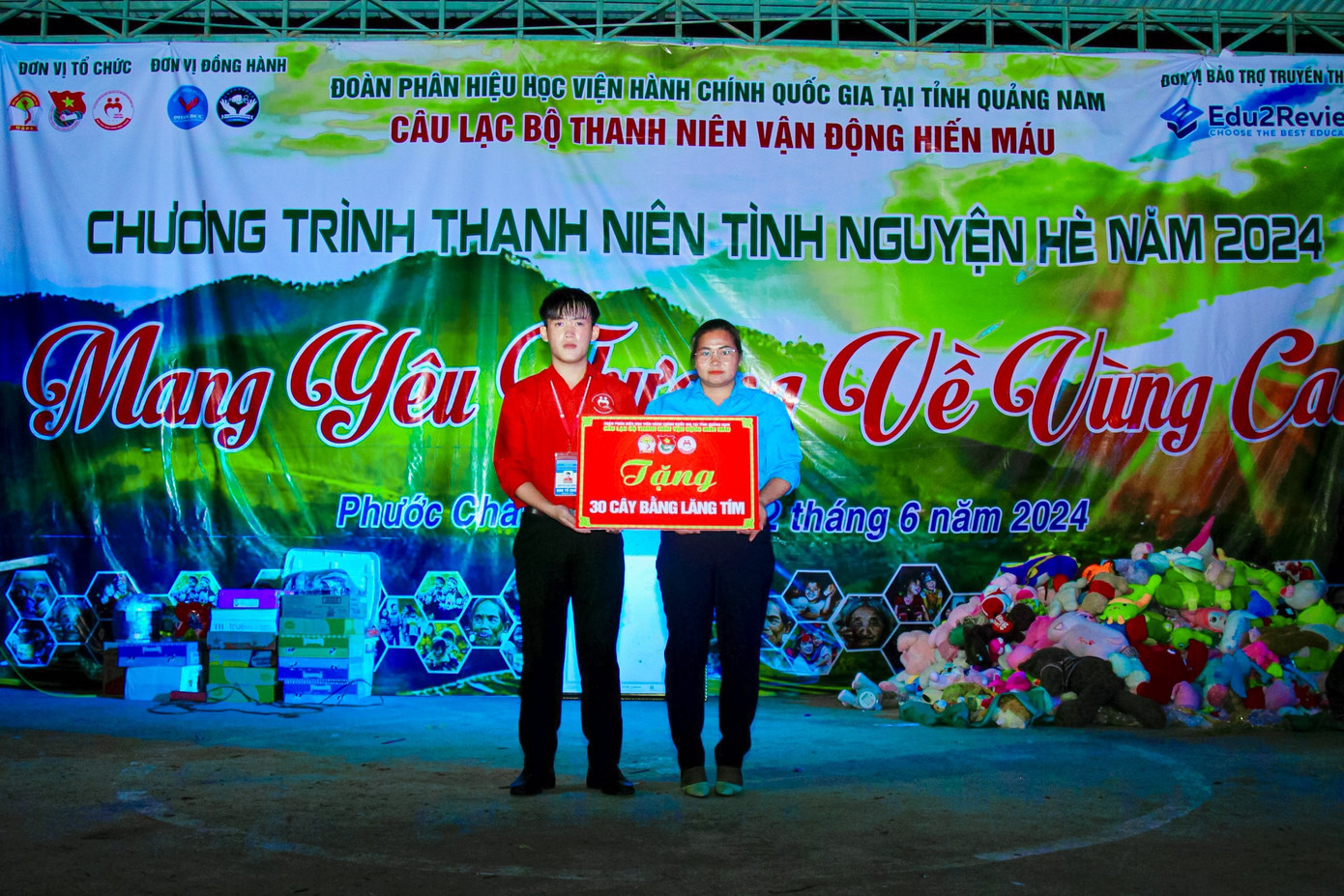 Nguyễn Hải Dương - Trưởng BTC chương trình, Chủ nhiệm CLB Thanh niên vận động hiến máu trao tượng trưng 30 cây bằng lăng tím.