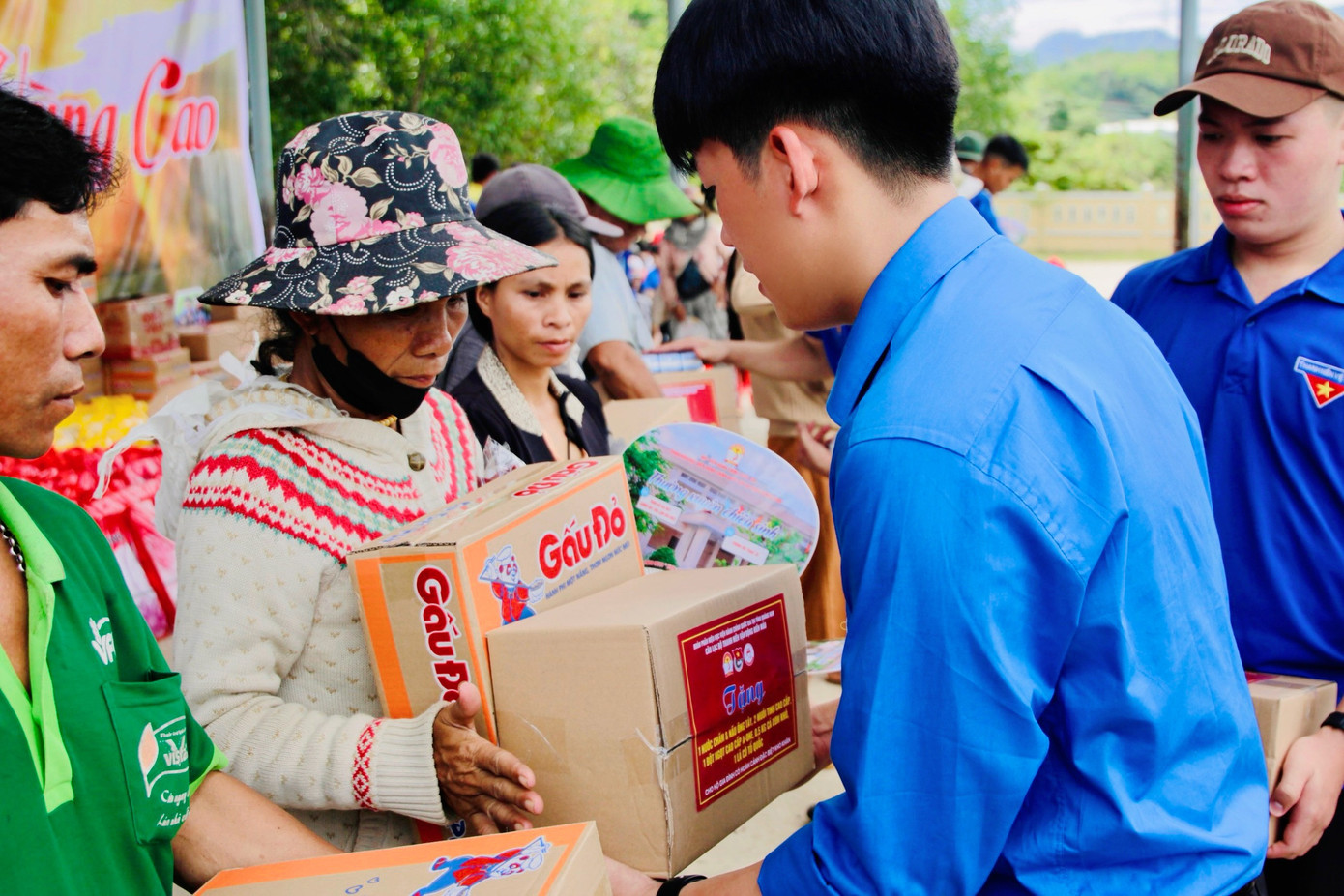 Nguyễn Hải Dương - Trưởng BTC chương trình, Chủ nhiệm CLB Thanh niên vận động hiến máu trao tặng quà cho các hộ gia đình có hoàn cảnh đặc biệt khó khăn.