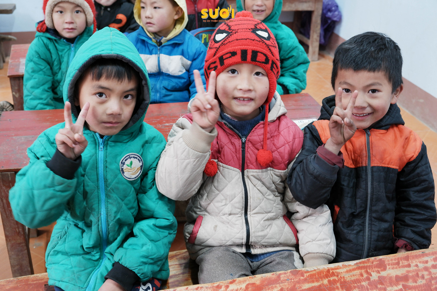 Những nụ cười ấm áp giữa mùa đông giá rét. Những nụ cười ấm áp giữa mùa đông giá rét.